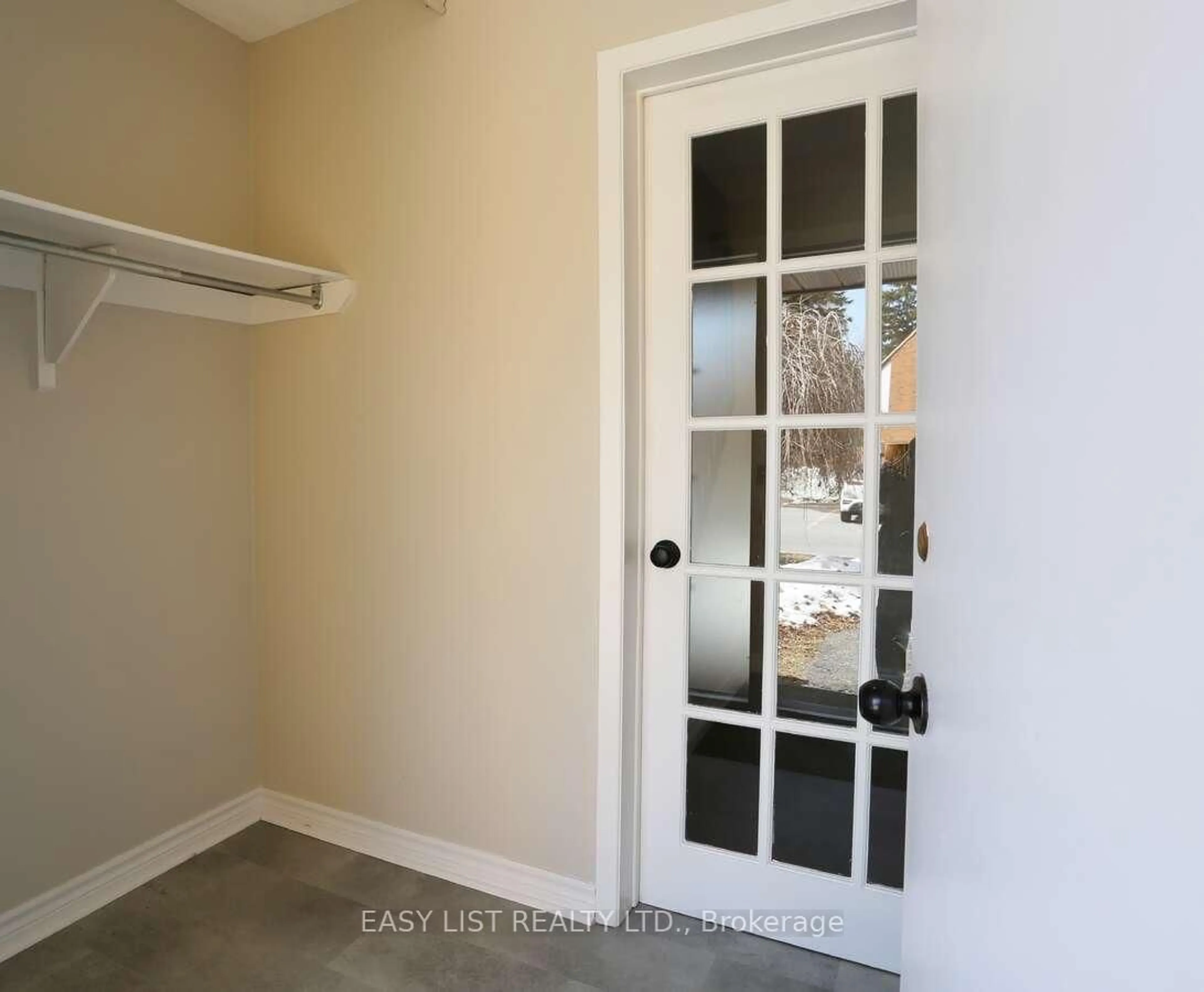 Indoor entryway for 24 Baneberry Cres #71, Ottawa Ontario K2L 2Y4