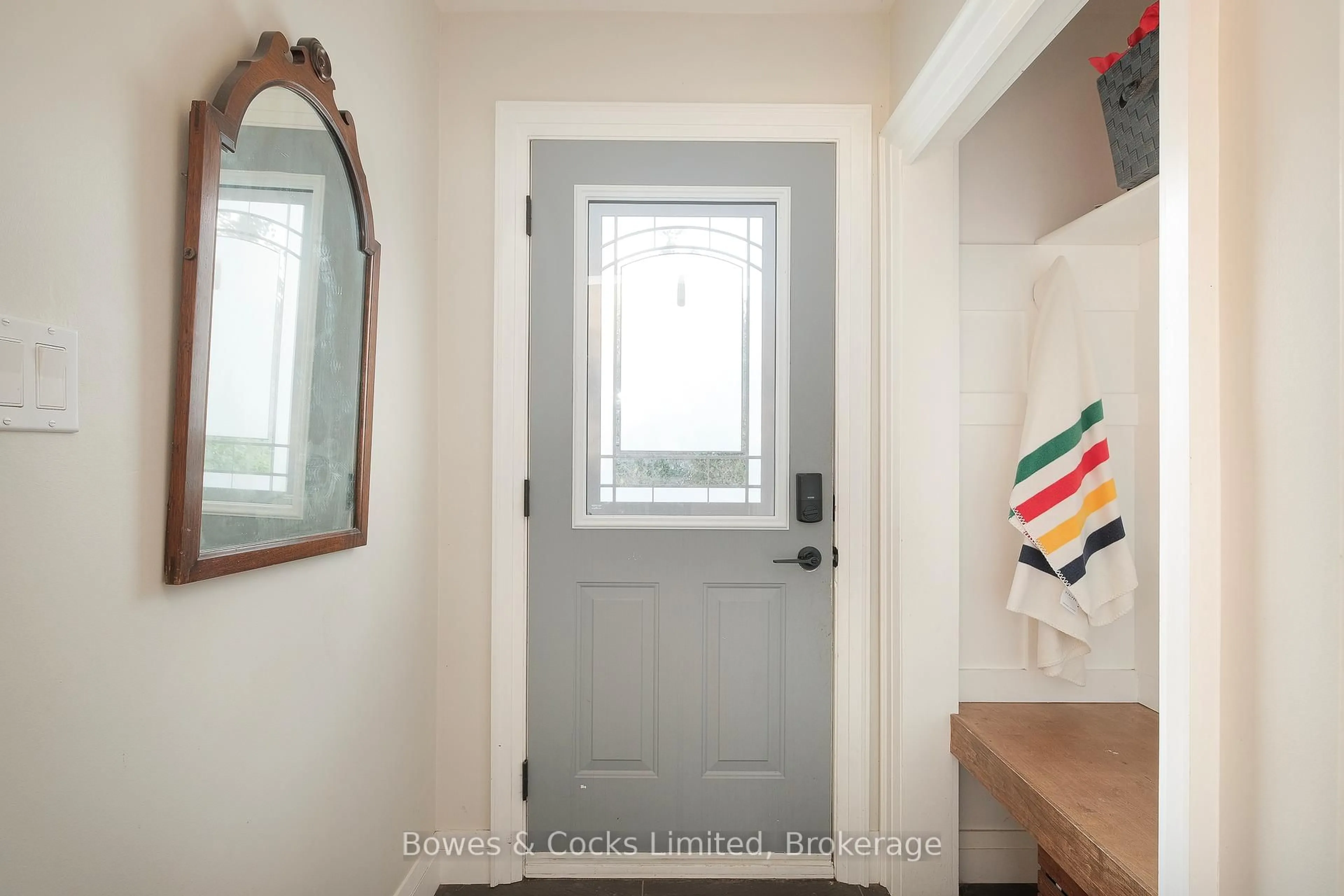 Indoor entryway for 1462 Westbrook Dr, Peterborough Ontario K9J 6R4
