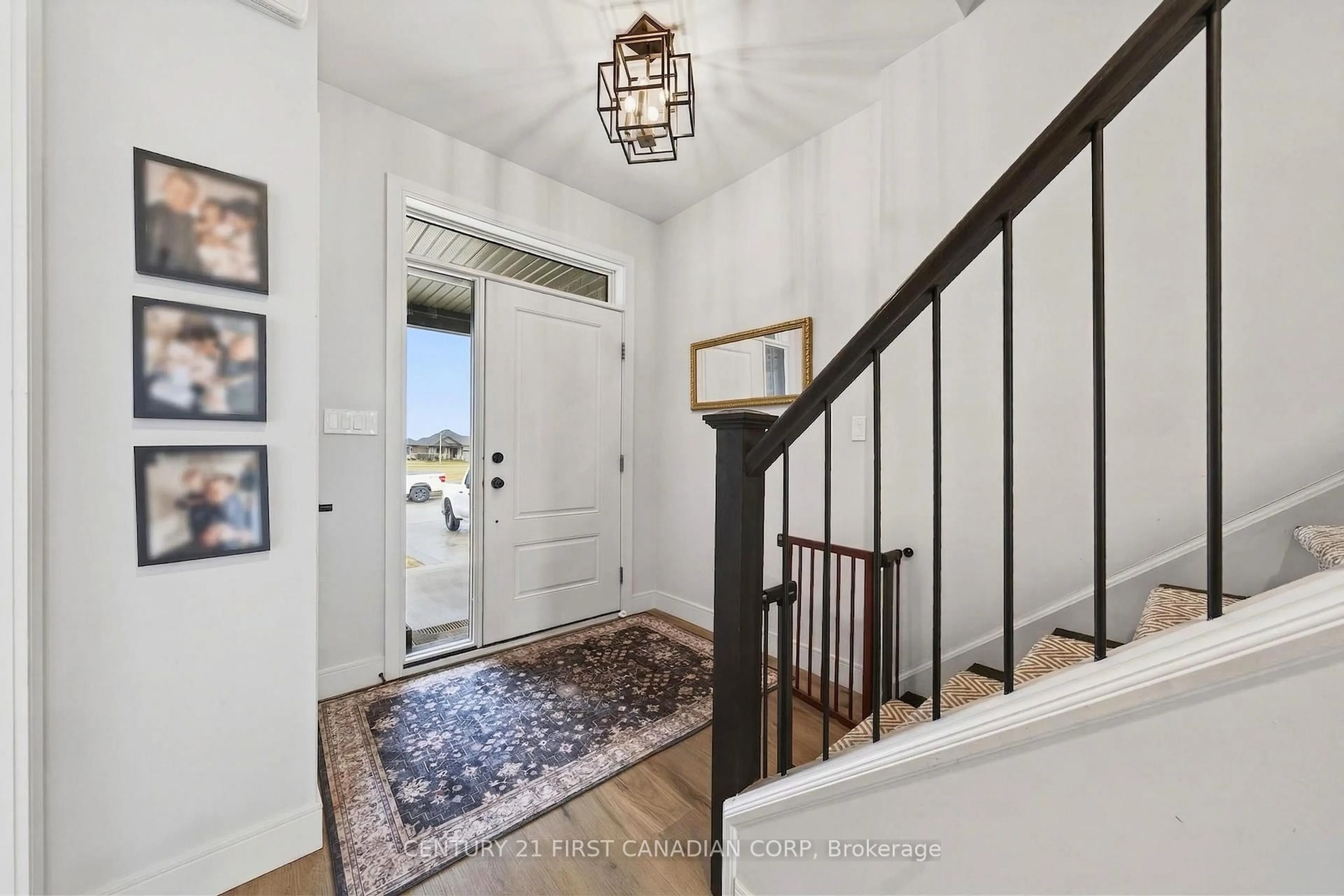 Indoor entryway for 31 Lindsay Cres, Strathroy-Caradoc Ontario N7G 0G5