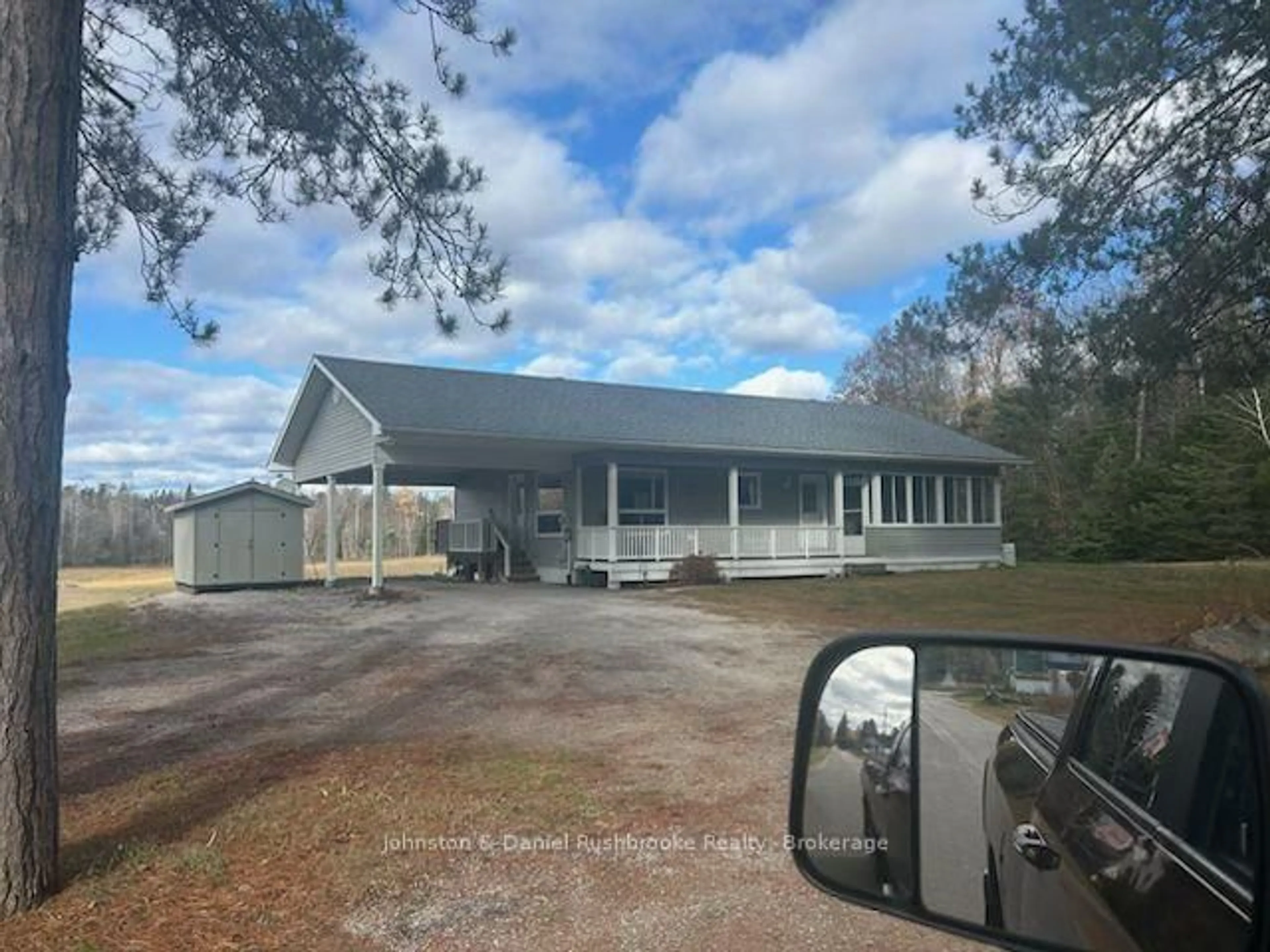 A pic from outside/outdoor area/front of a property/back of a property/a pic from drone, building for 1009 Merkley Rd, Gravenhurst Ontario P1P 1R3