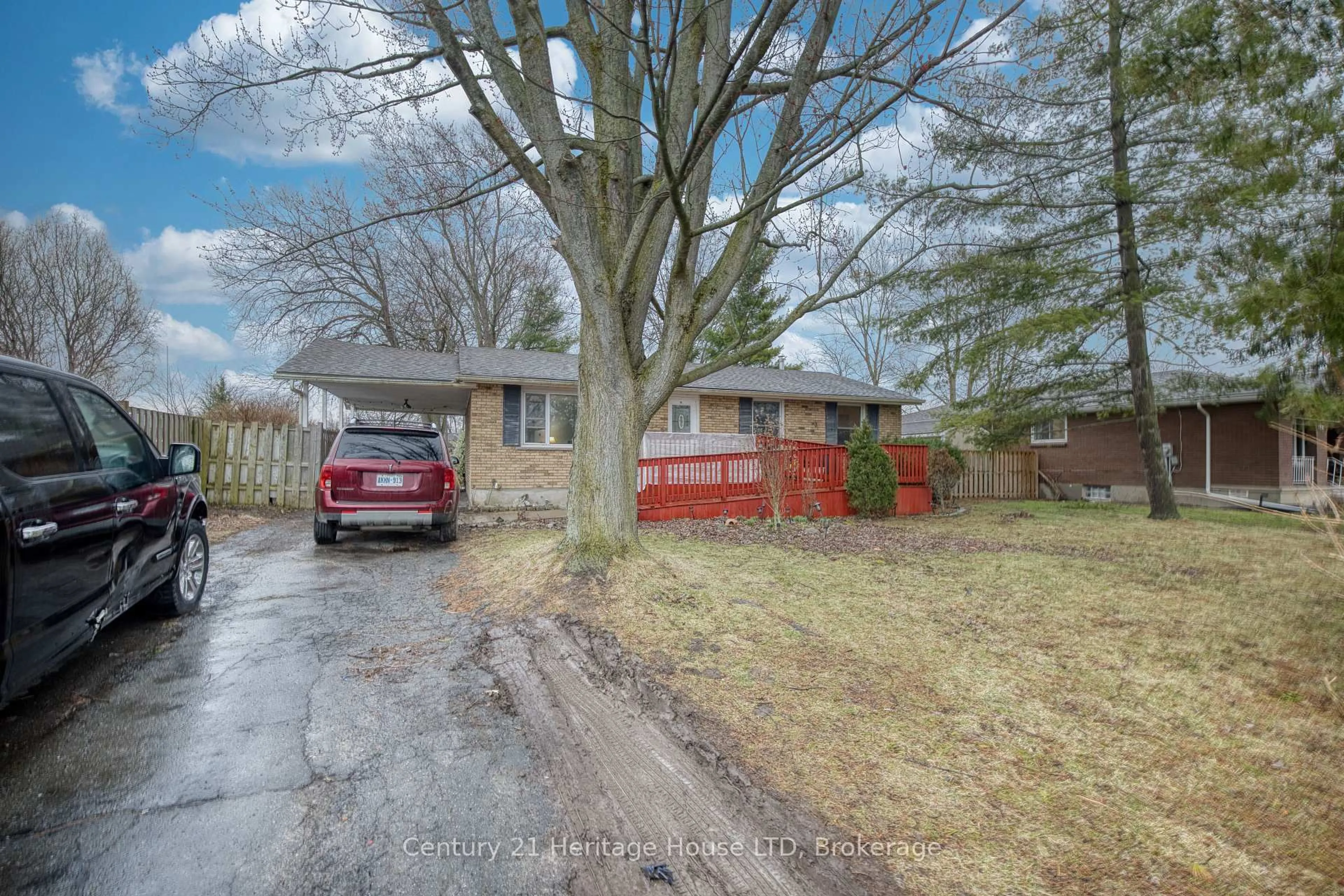 A pic from outside/outdoor area/front of a property/back of a property/a pic from drone, street for 352 Clare Ave, Welland Ontario L3C 5R2