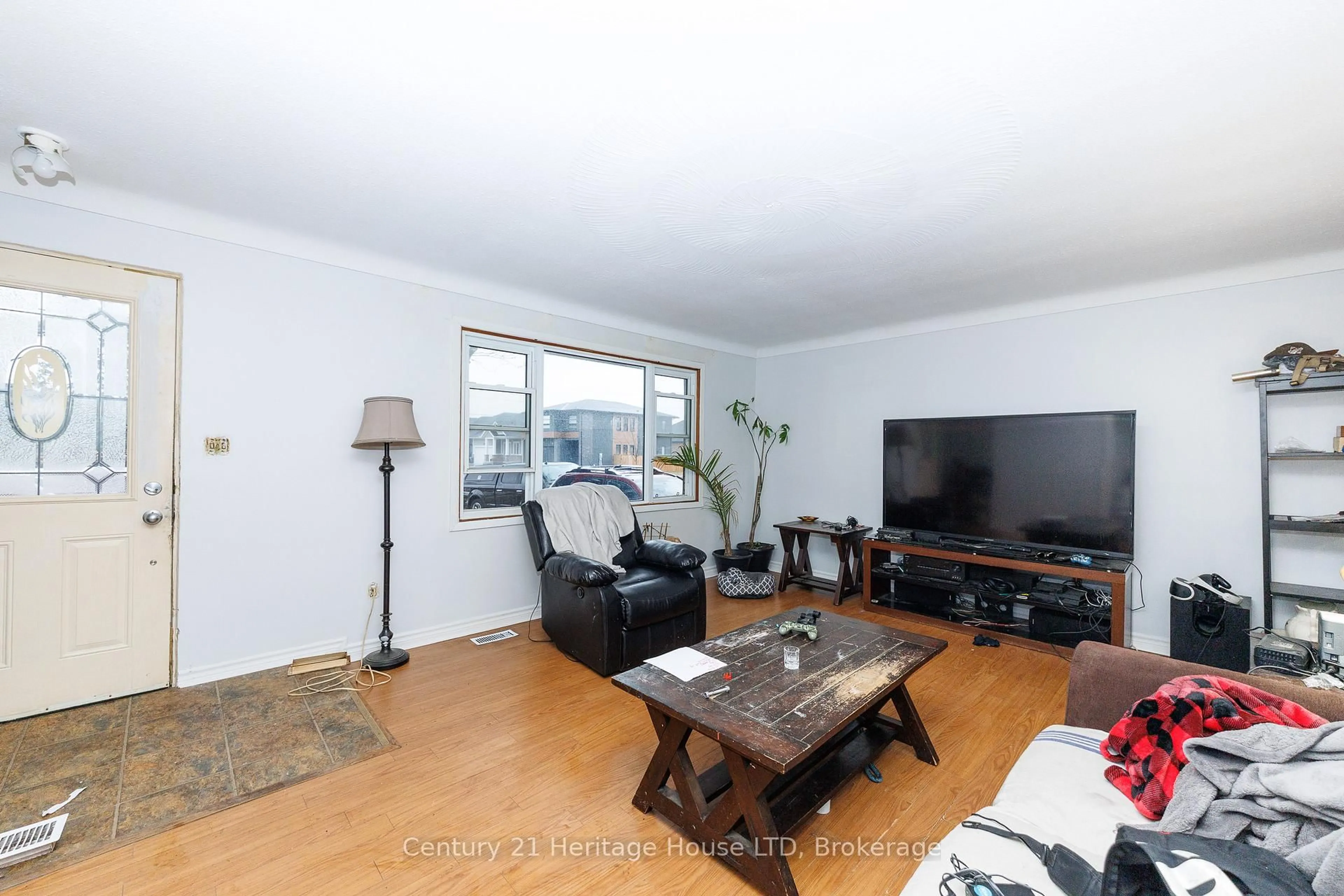 Living room with furniture, unknown for 352 Clare Ave, Welland Ontario L3C 5R2