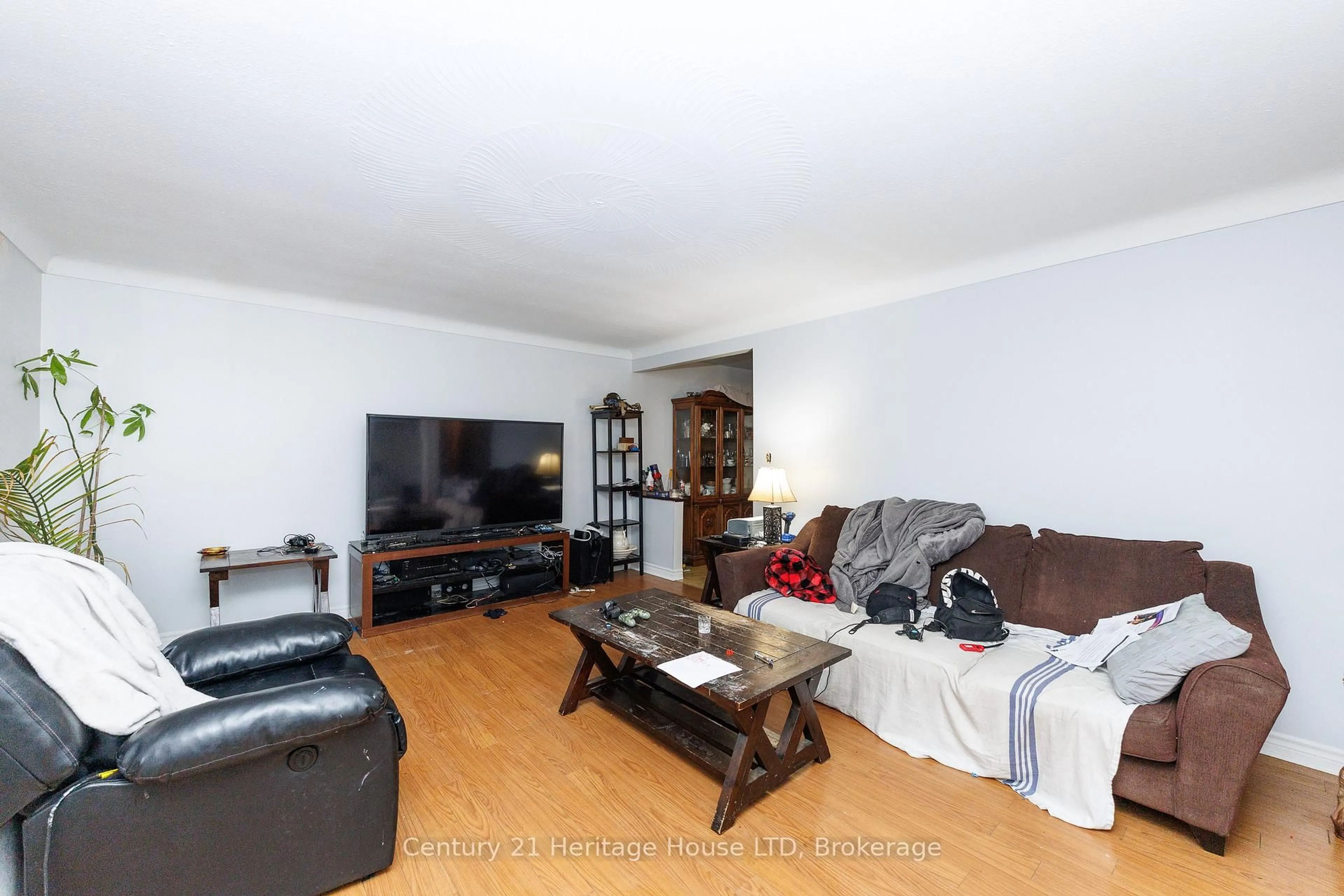 Living room with furniture, unknown for 352 Clare Ave, Welland Ontario L3C 5R2