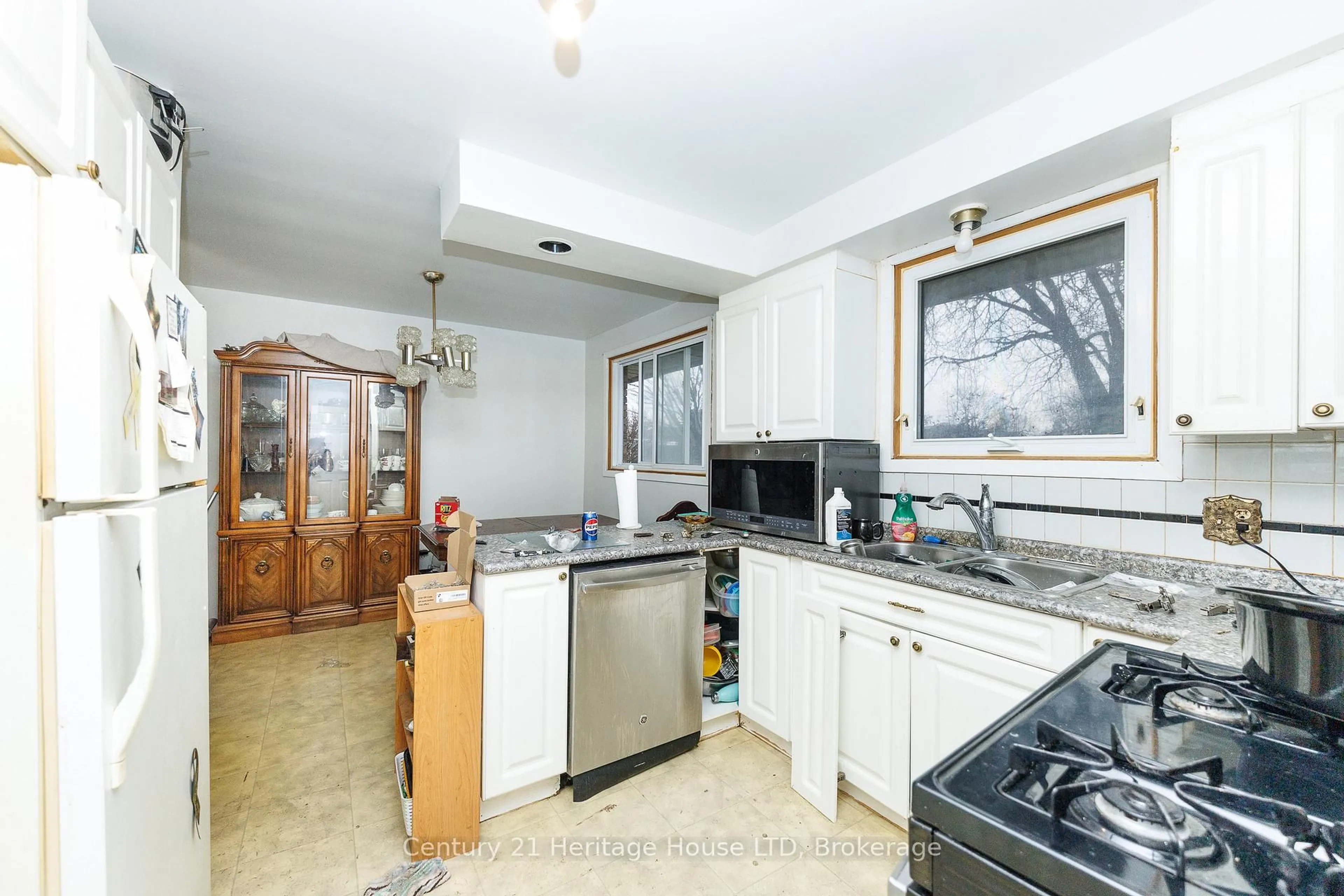 Standard kitchen, unknown for 352 Clare Ave, Welland Ontario L3C 5R2