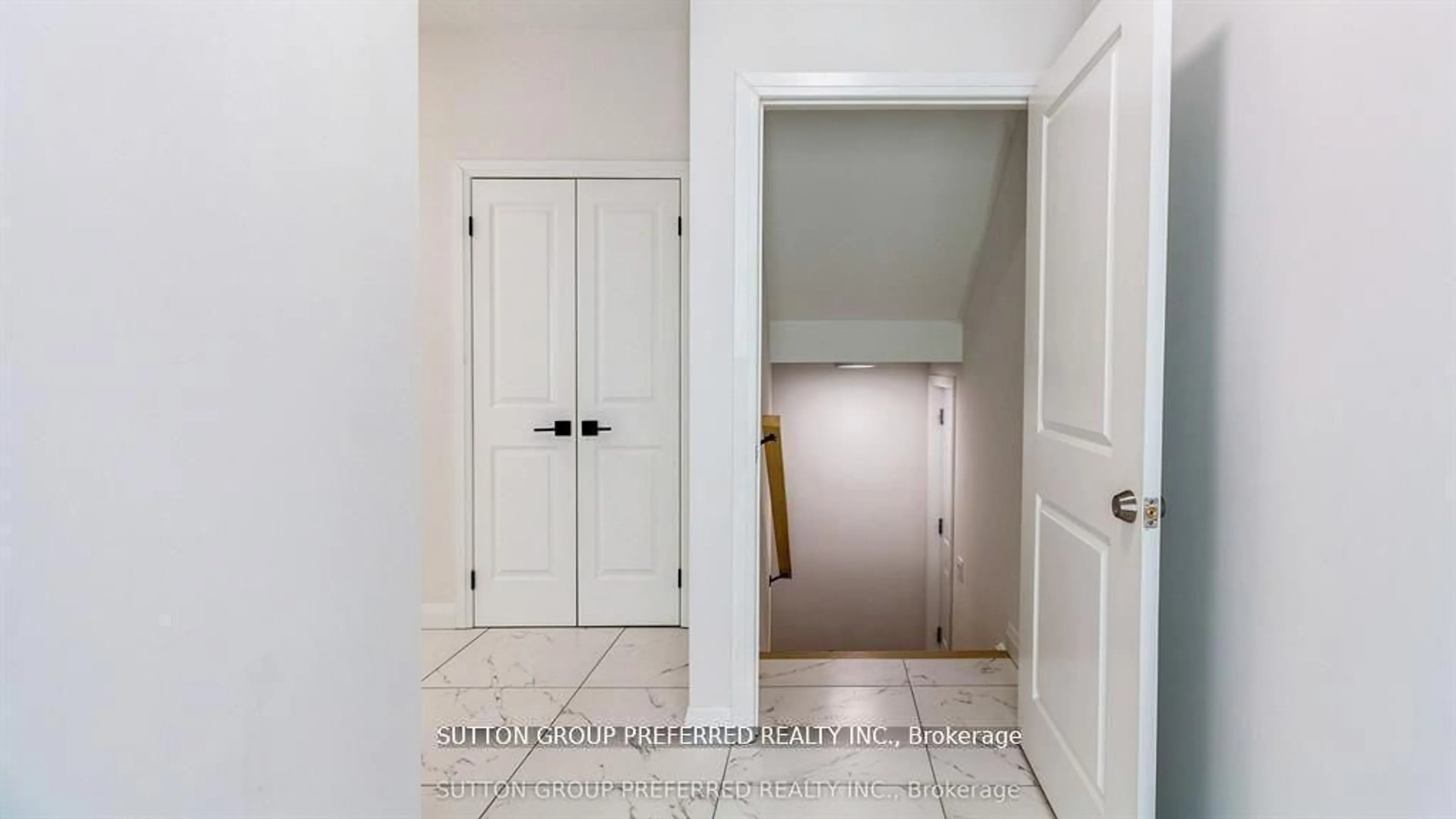 Indoor entryway for 1041 Karenana Rd, London South Ontario N6M 0K2