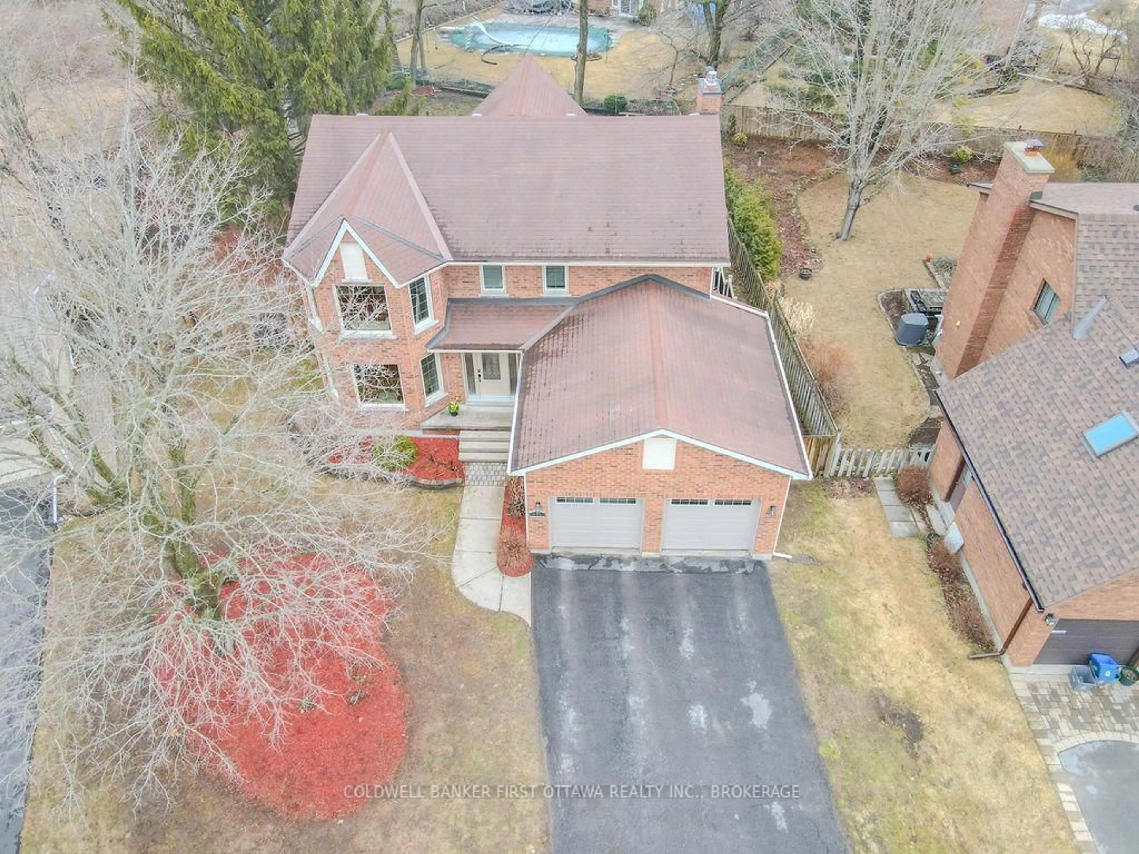 A pic from outside/outdoor area/front of a property/back of a property/a pic from drone, street for 566 Sycamore St, Kingston Ontario K7M 7L8