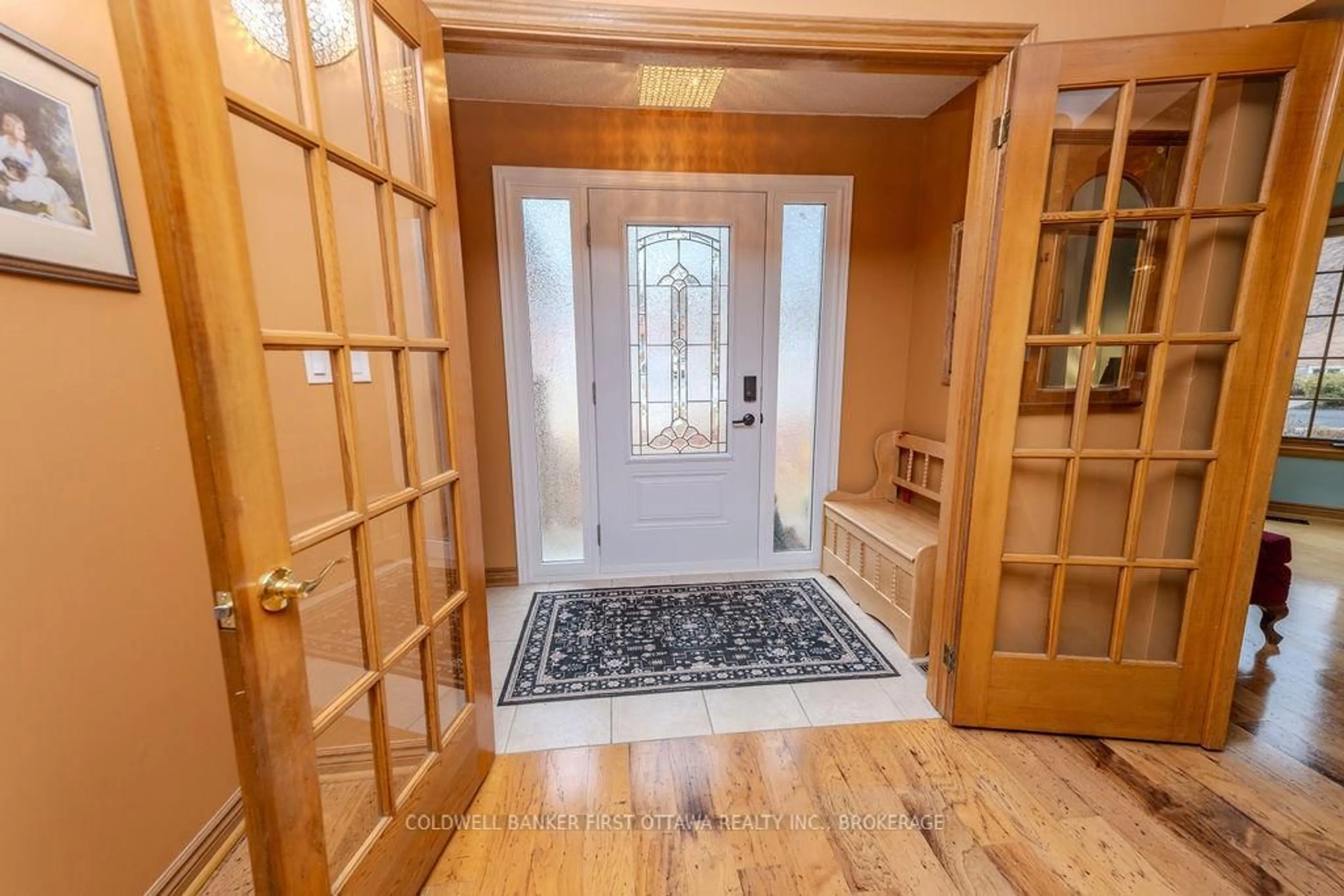 Indoor foyer for 566 Sycamore St, Kingston Ontario K7M 7L8