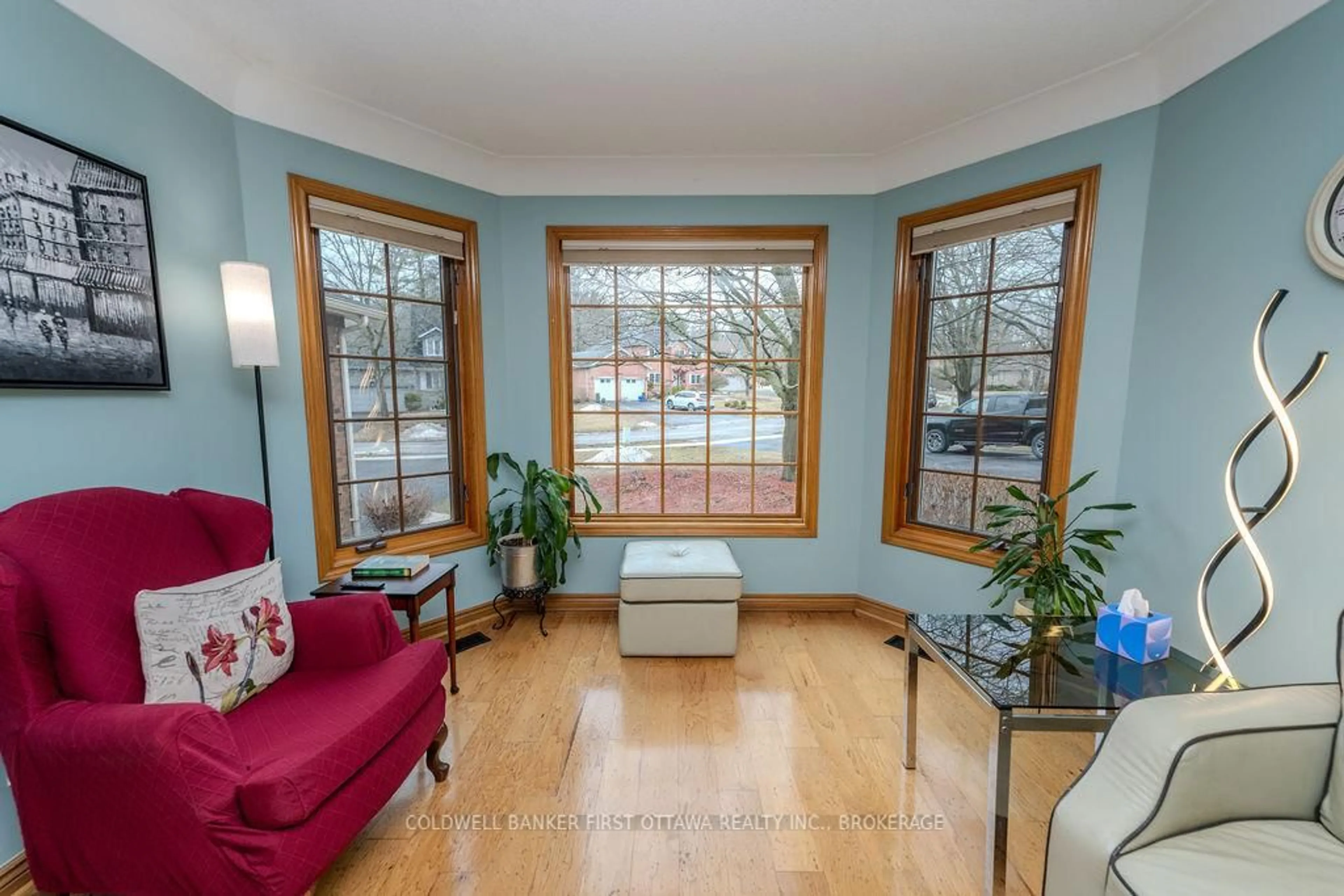 Living room with furniture, wood/laminate floor for 566 Sycamore St, Kingston Ontario K7M 7L8