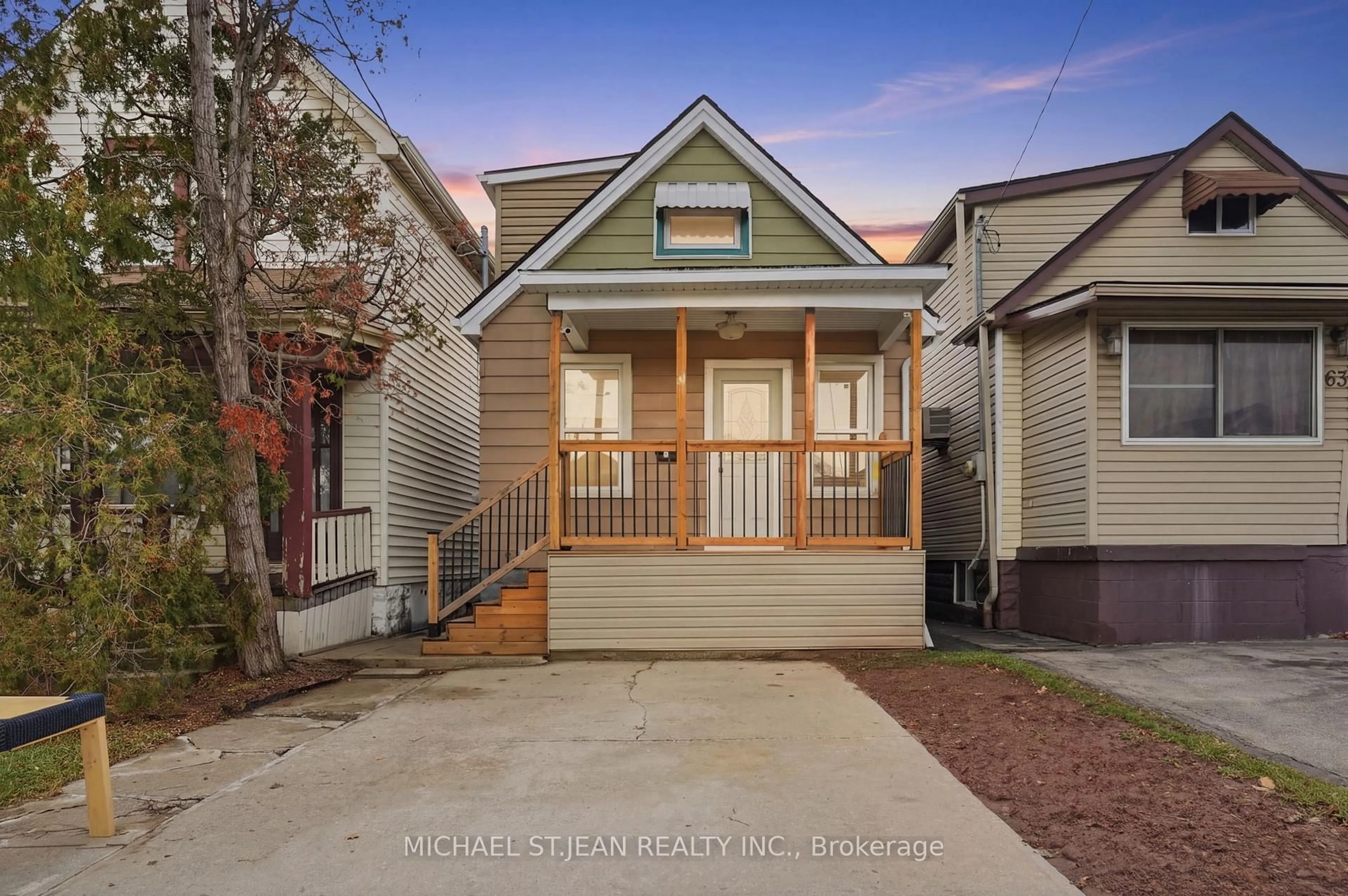 Home with vinyl exterior material, street for 61 Graham Ave, Hamilton Ontario L8H 4J8