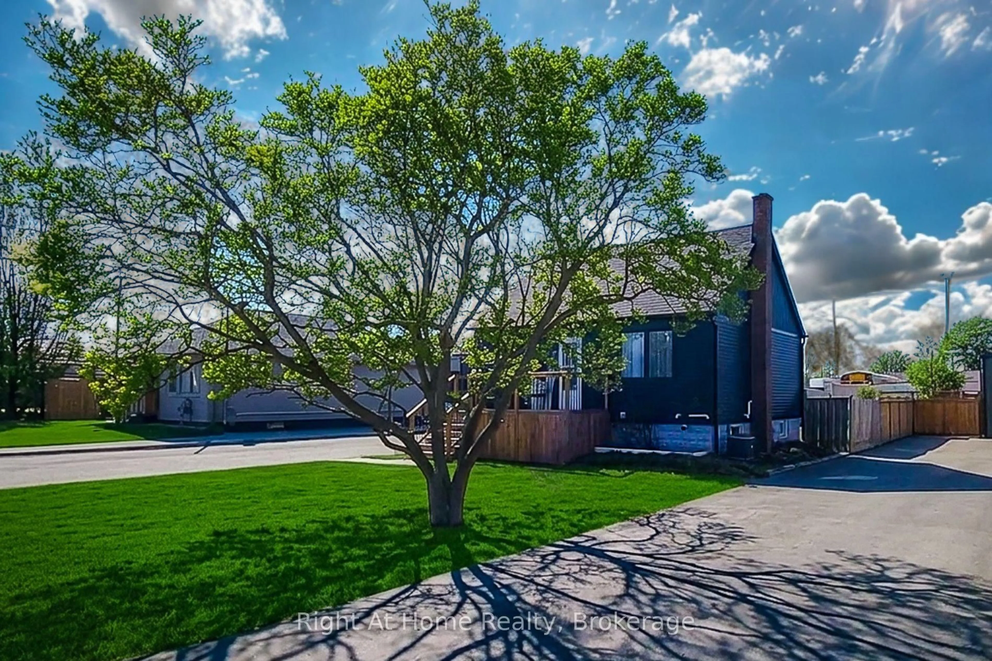 Patio, street for 321 Dewitt Rd, Hamilton Ontario L8E 2T1