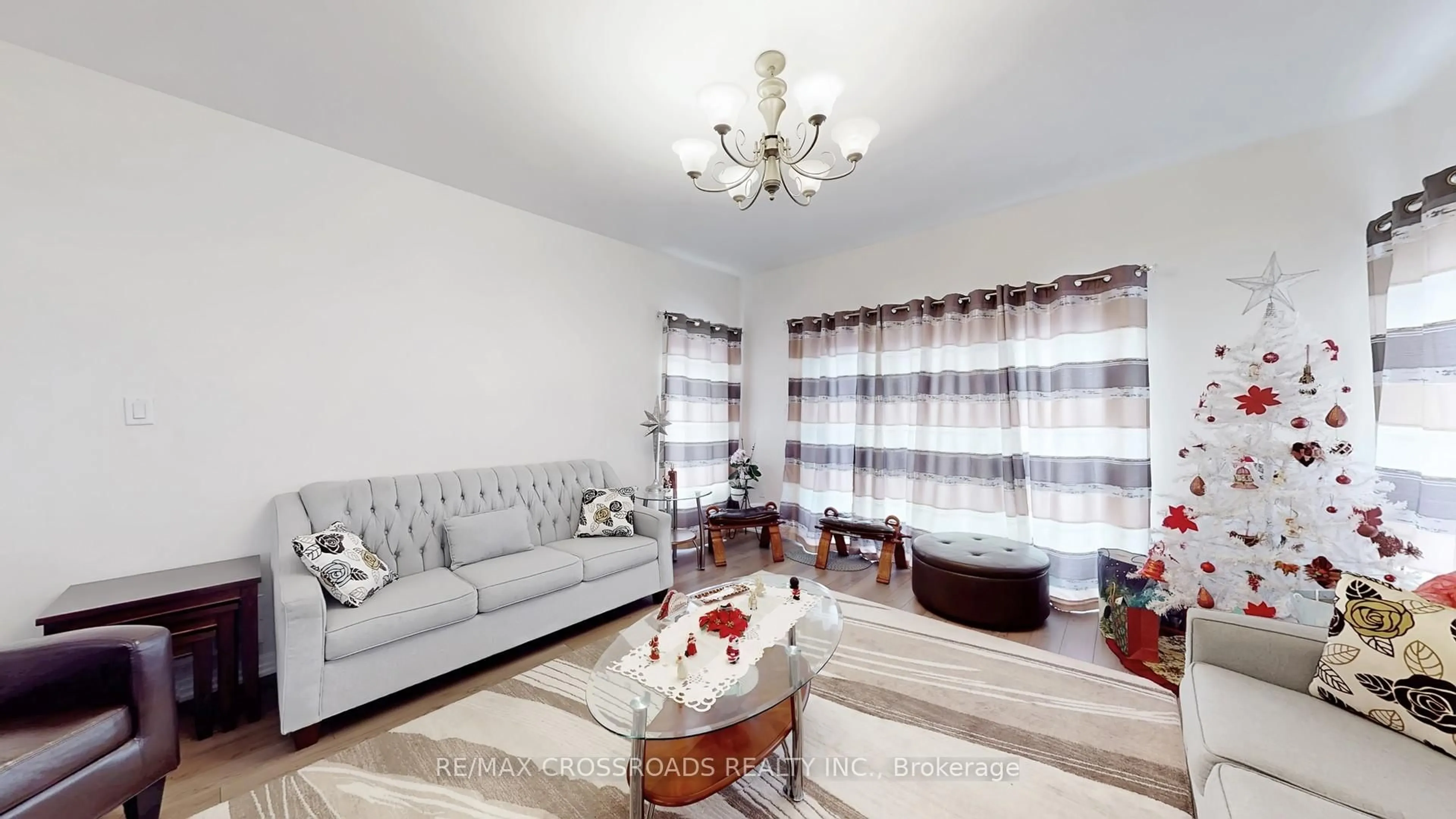 Living room with furniture, wood/laminate floor for 56 Dominion Cres, Niagara-on-the-Lake Ontario L0S 1J1