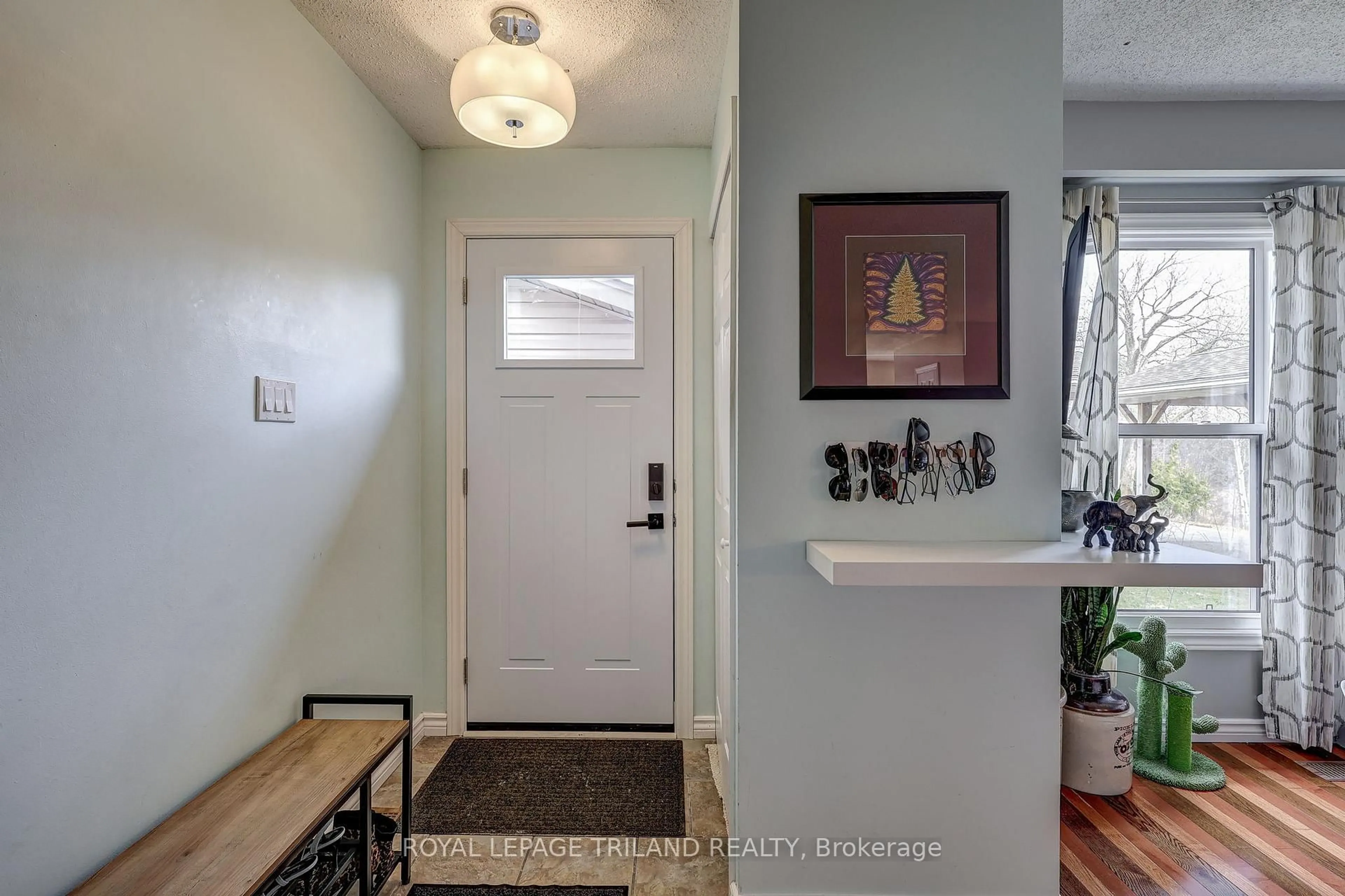 Indoor entryway for 1250 Jalna Blvd #34, London South Ontario N6E 2W4