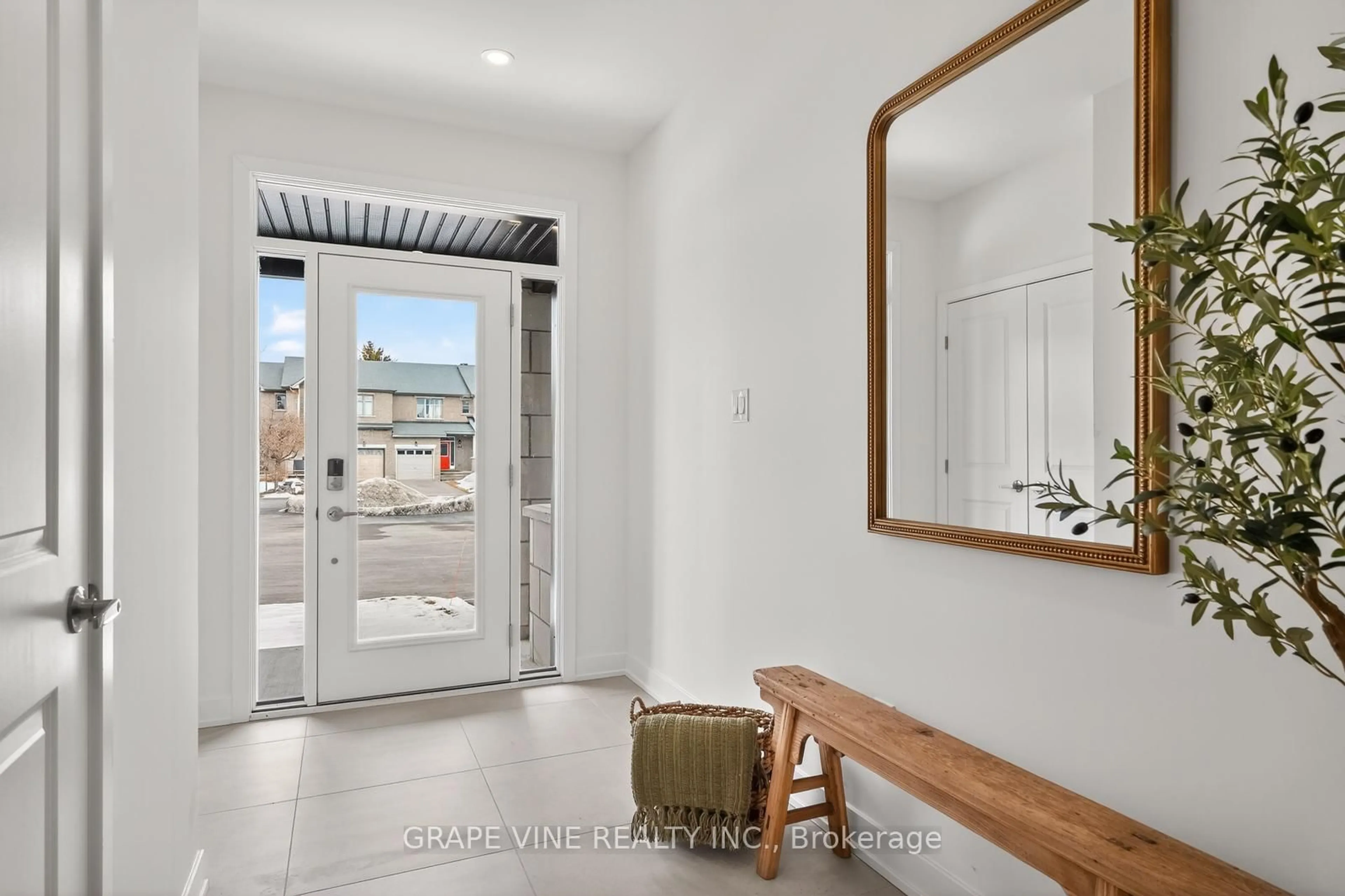 Indoor entryway for 449 Haresfield Crt, Ottawa Ontario K2M 0B6