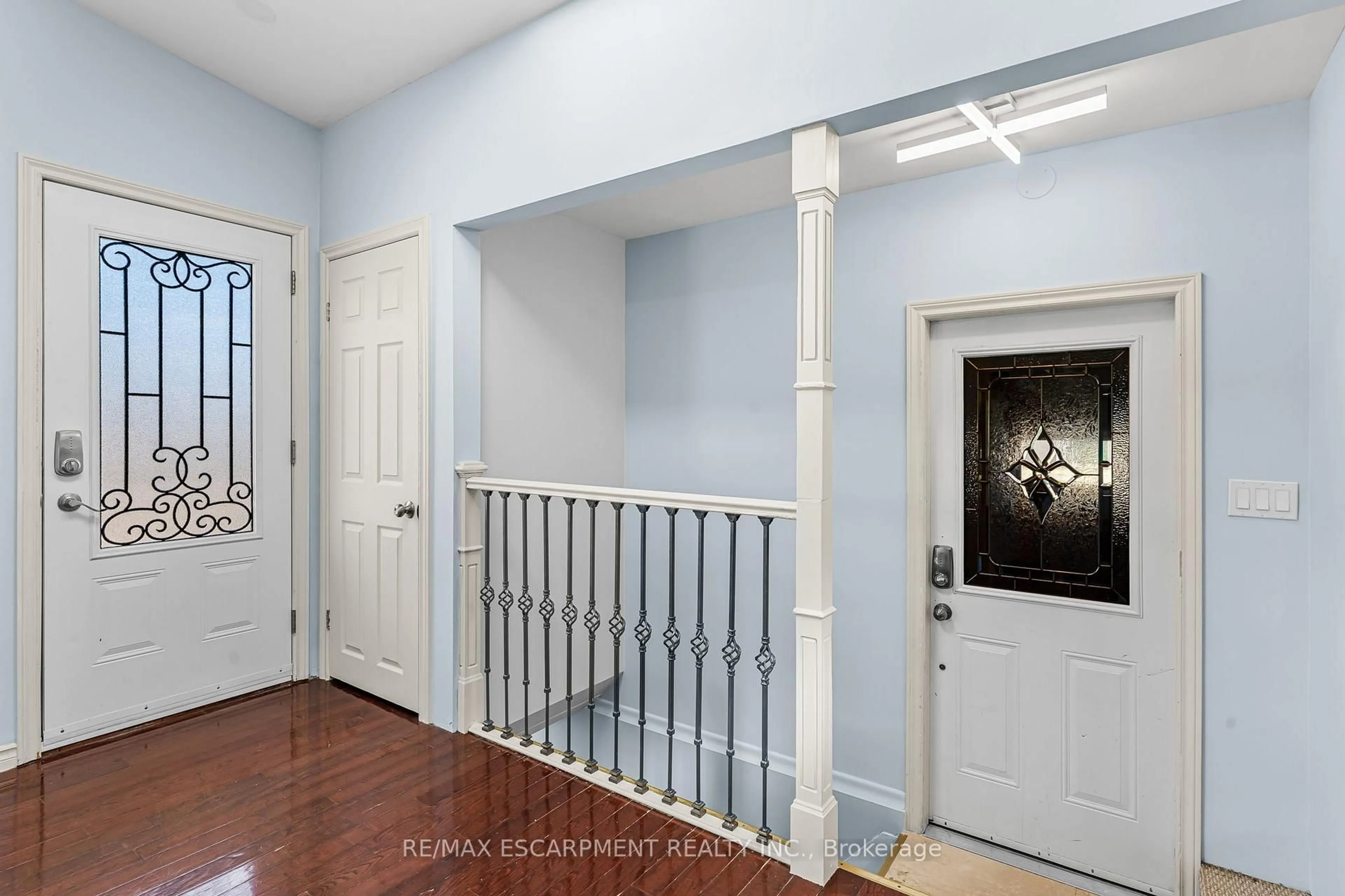 Indoor entryway for 6122 Mayfair Dr, Niagara Falls Ontario L0R 2A0