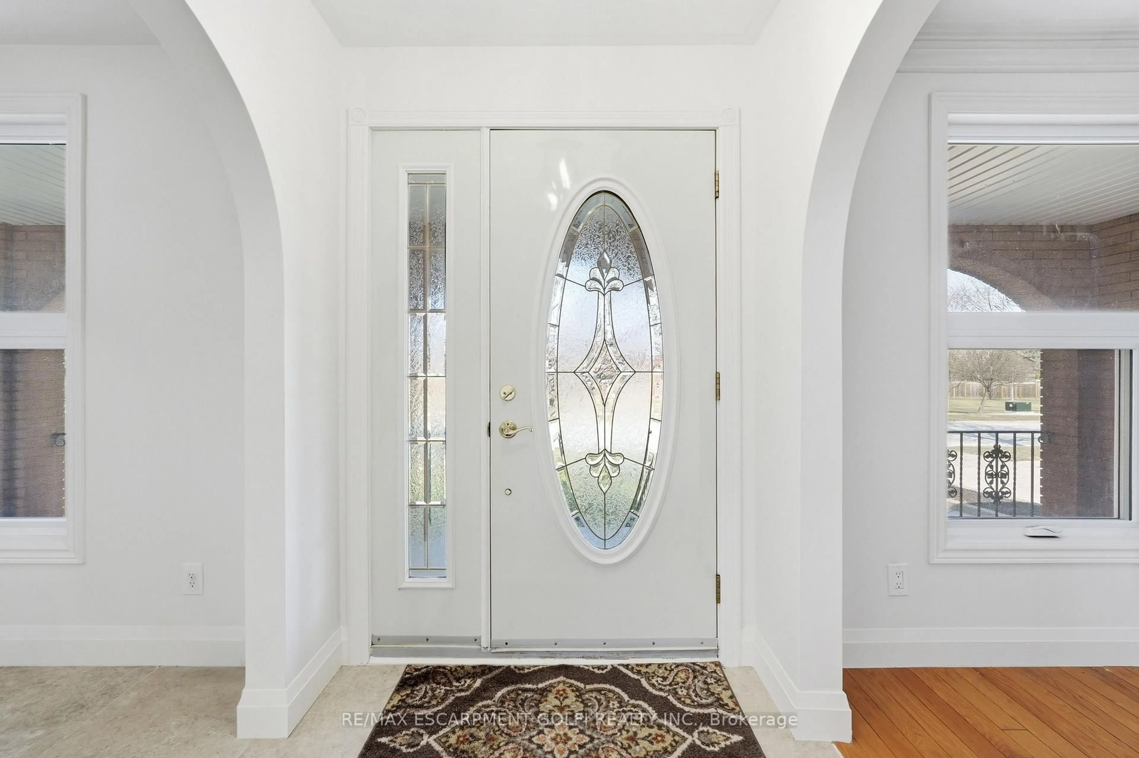 Indoor entryway for 288 EASTDALE Blvd, Hamilton Ontario L8E 3P4