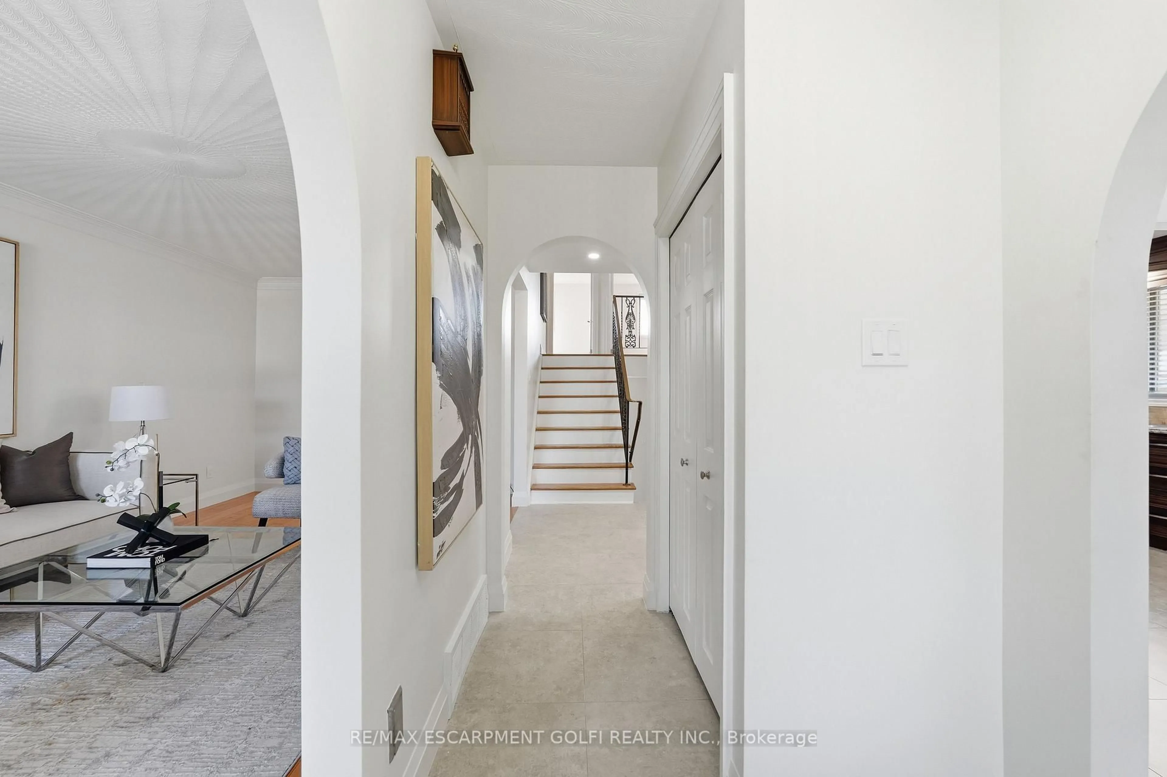 Indoor entryway for 288 EASTDALE Blvd, Hamilton Ontario L8E 3P4