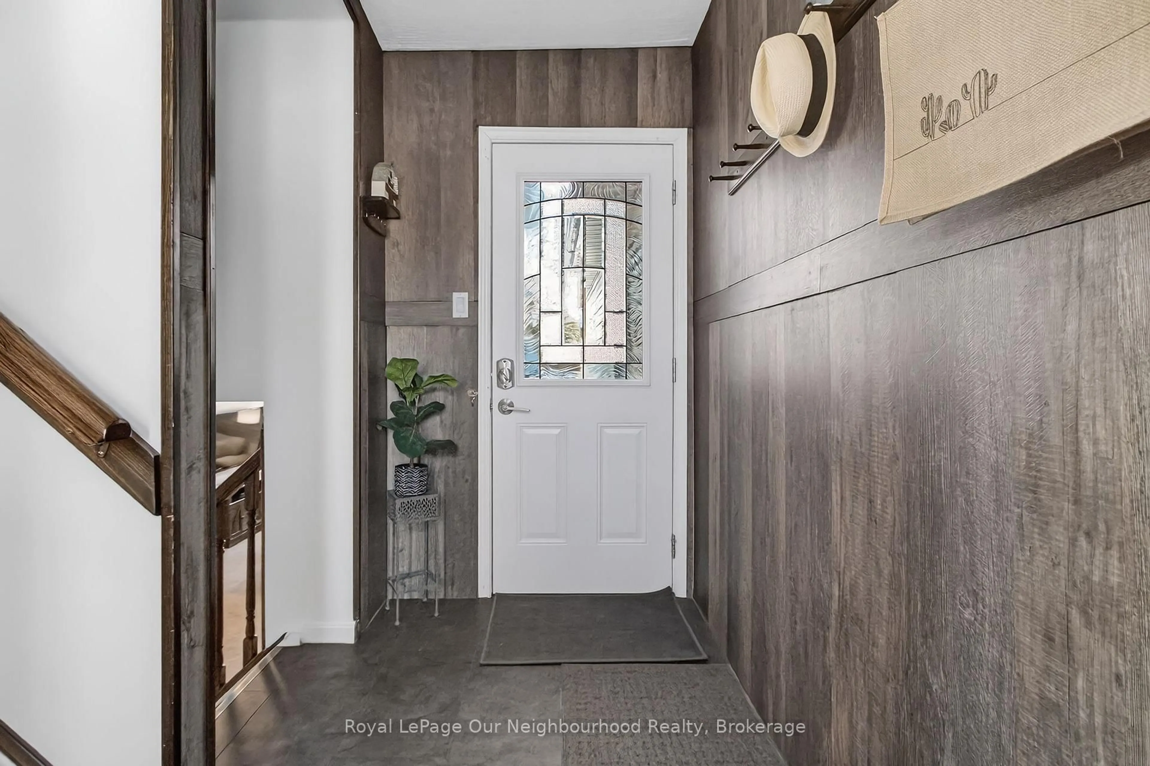Indoor entryway for 100 Keats Dr, Woodstock Ontario N4S 8B8