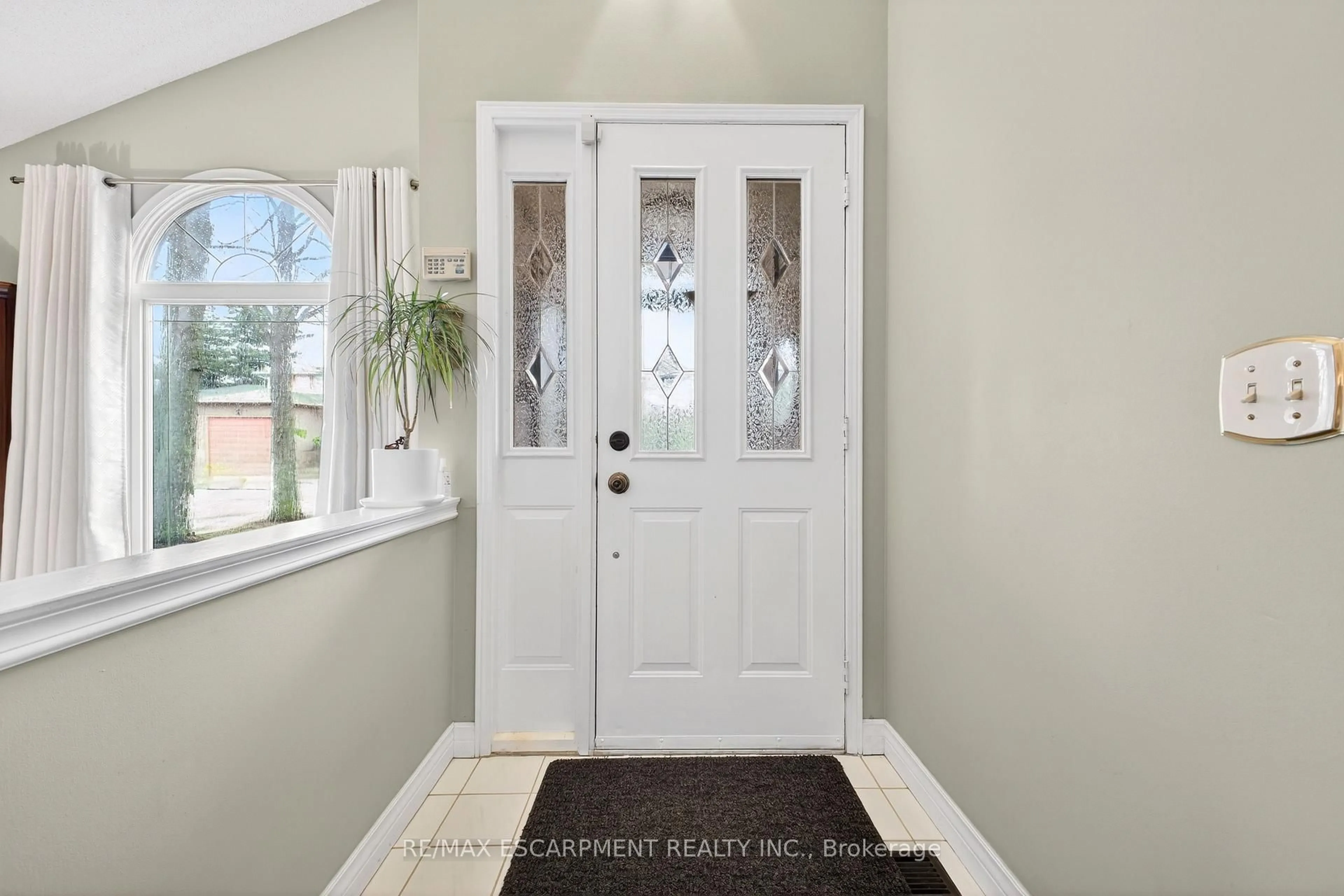 Indoor entryway for 22 NOVOCO Dr, Hamilton Ontario L9C 7E8