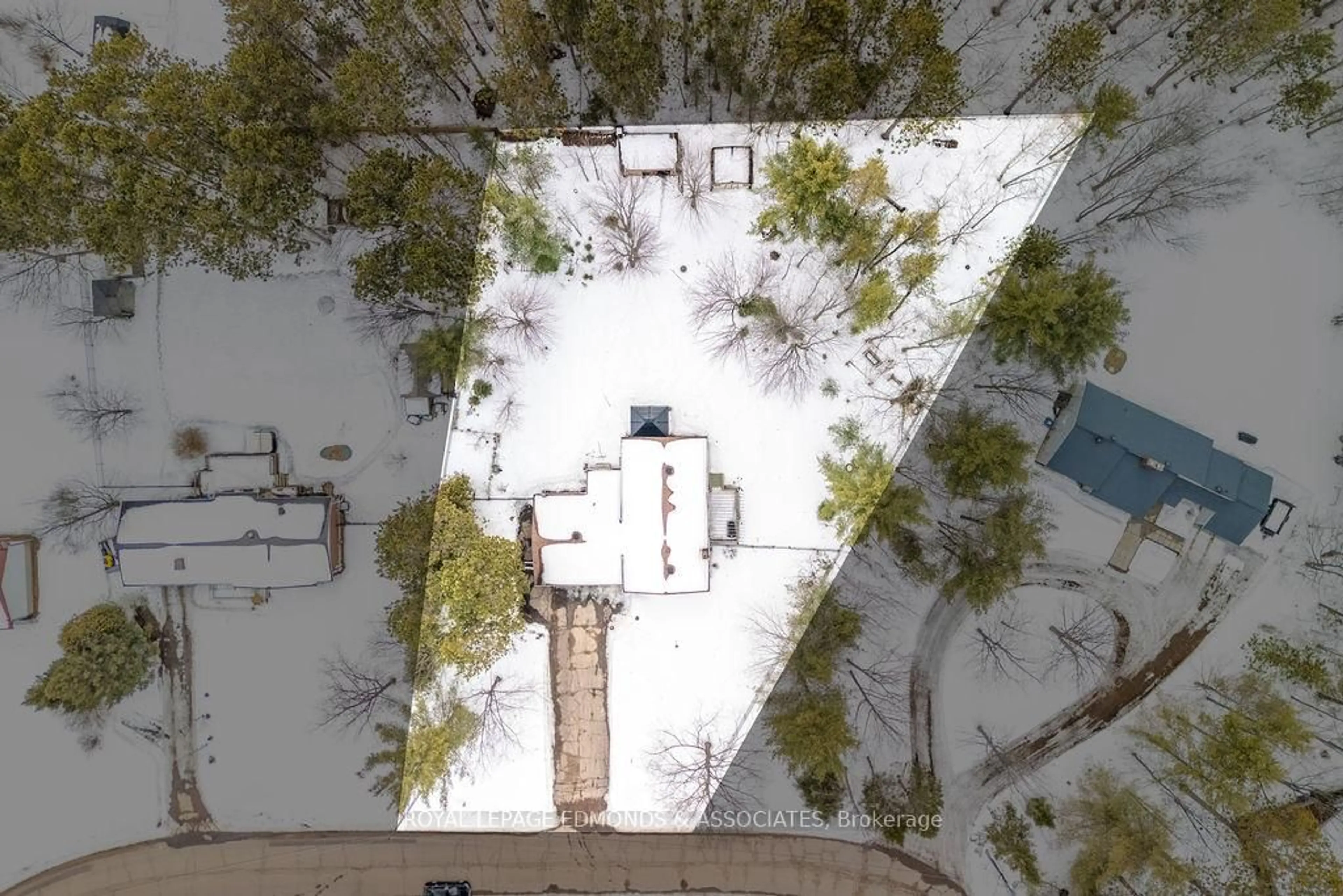 A pic from outside/outdoor area/front of a property/back of a property/a pic from drone, street for 15 Mckay St, Petawawa Ontario K8H 3G7