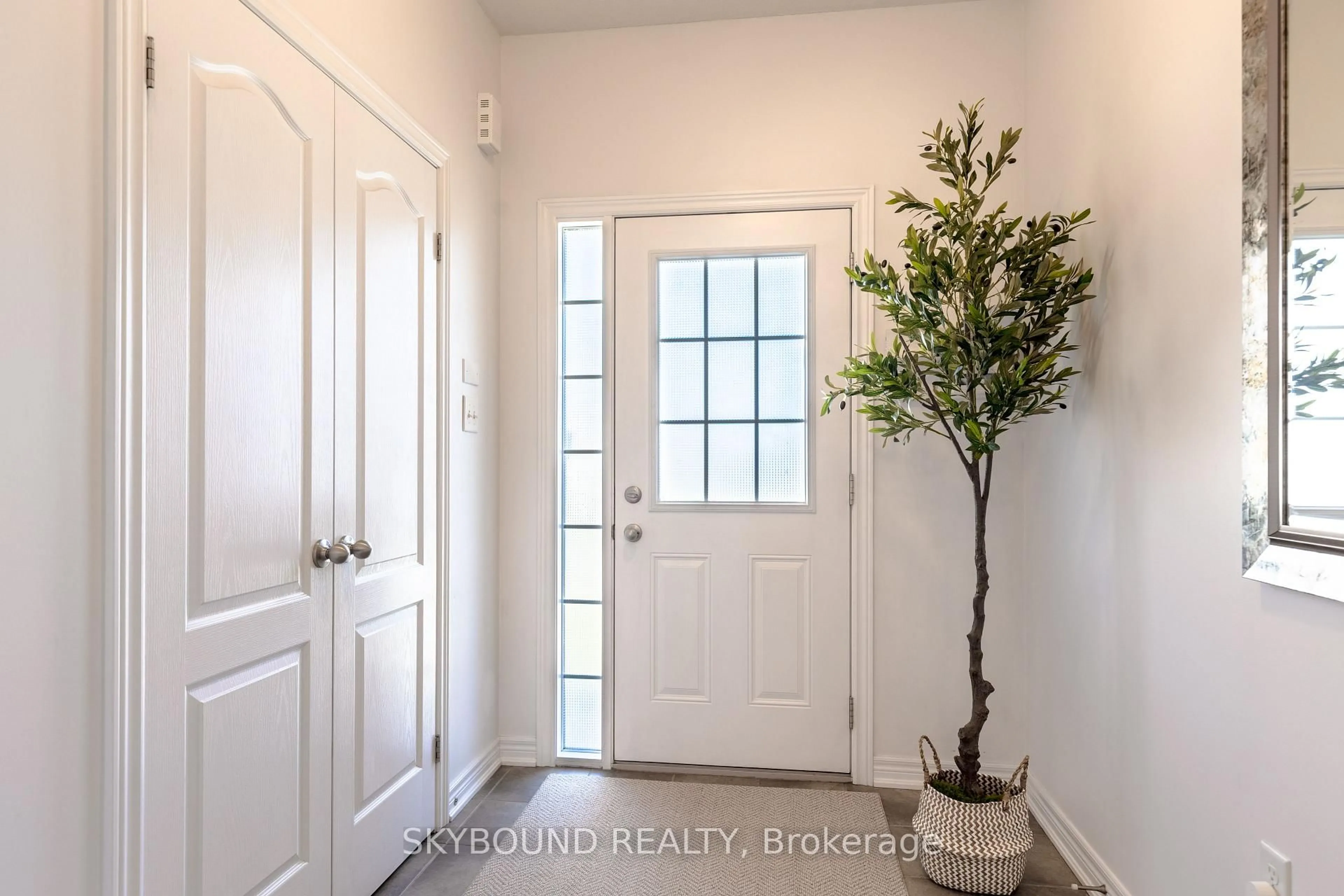 Indoor entryway for 257 Carla Ave #12, Hamilton Ontario L8G 3M9