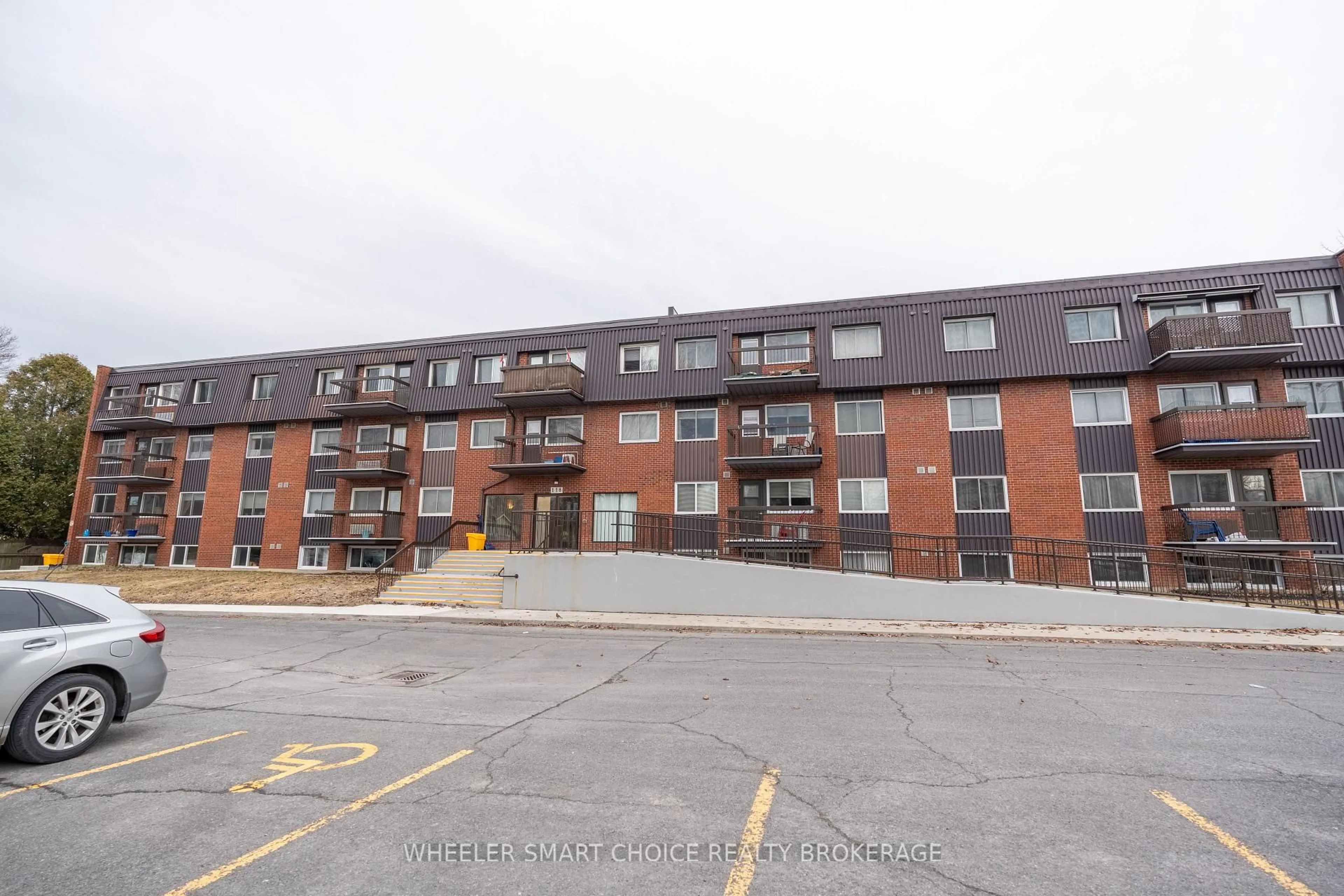 A pic from outside/outdoor area/front of a property/back of a property/a pic from drone, building for 118 Fourth St #405, Cornwall Ontario K6H 2H9