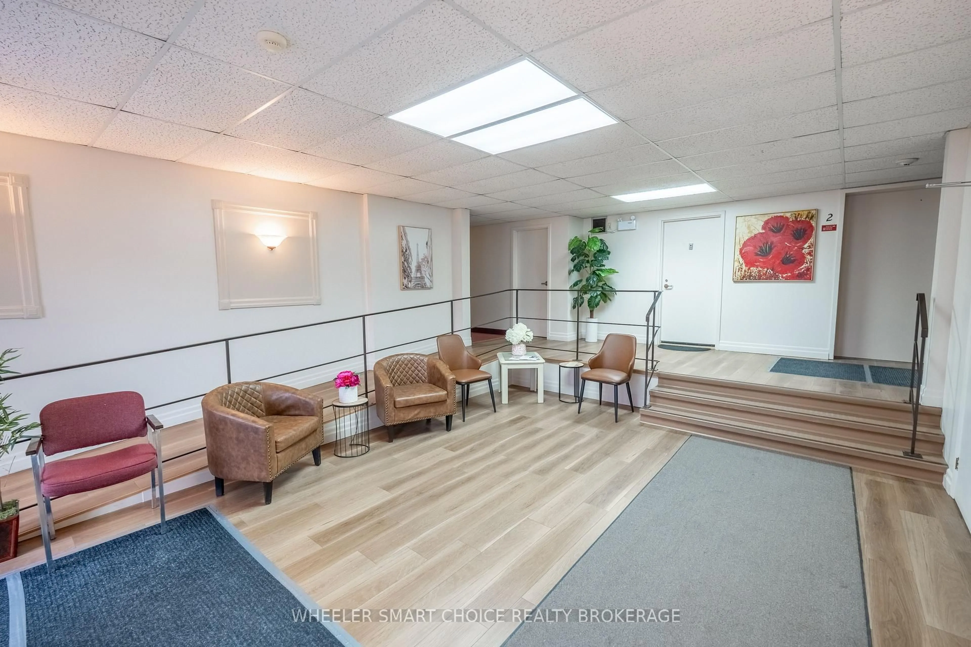 Indoor foyer for 118 Fourth St #405, Cornwall Ontario K6H 2H9