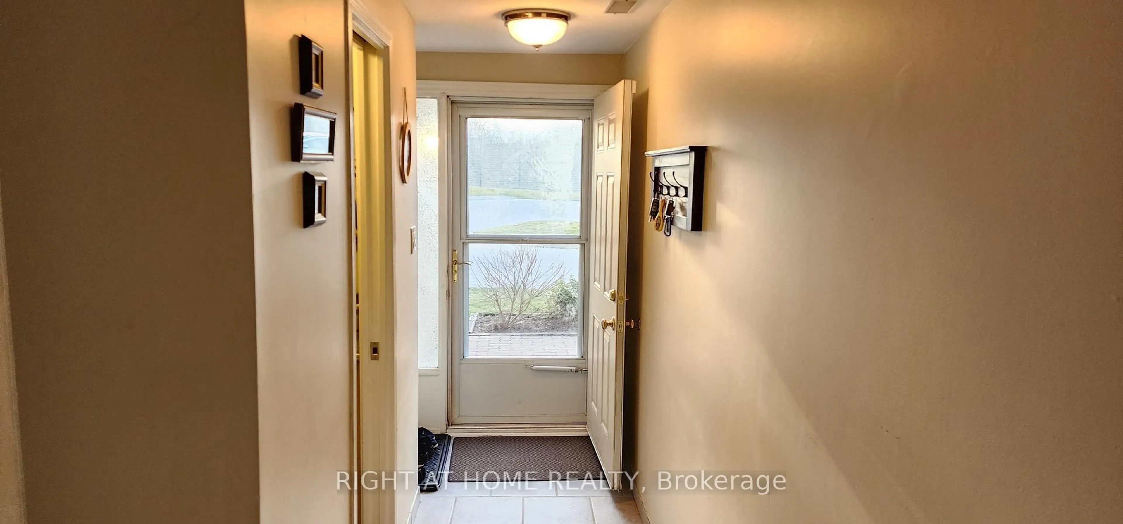Indoor entryway for 11 Harrisford St #43, Hamilton Ontario L8K 6L7
