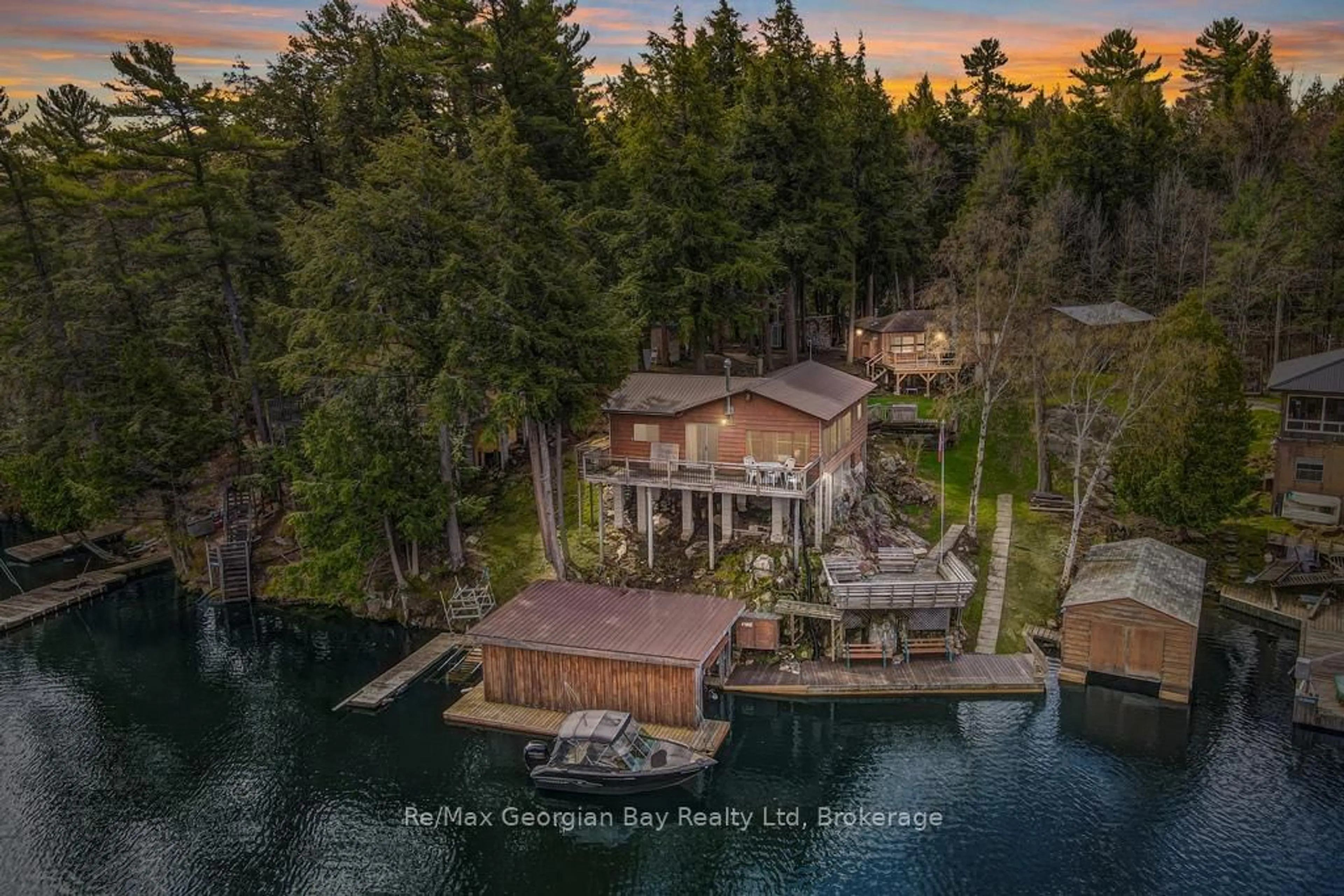 A pic from outside/outdoor area/front of a property/back of a property/a pic from drone, water/lake/river/ocean view for 15SR405 SEVERN RIVER SHORE, Muskoka Lakes Ontario L0K 1E0