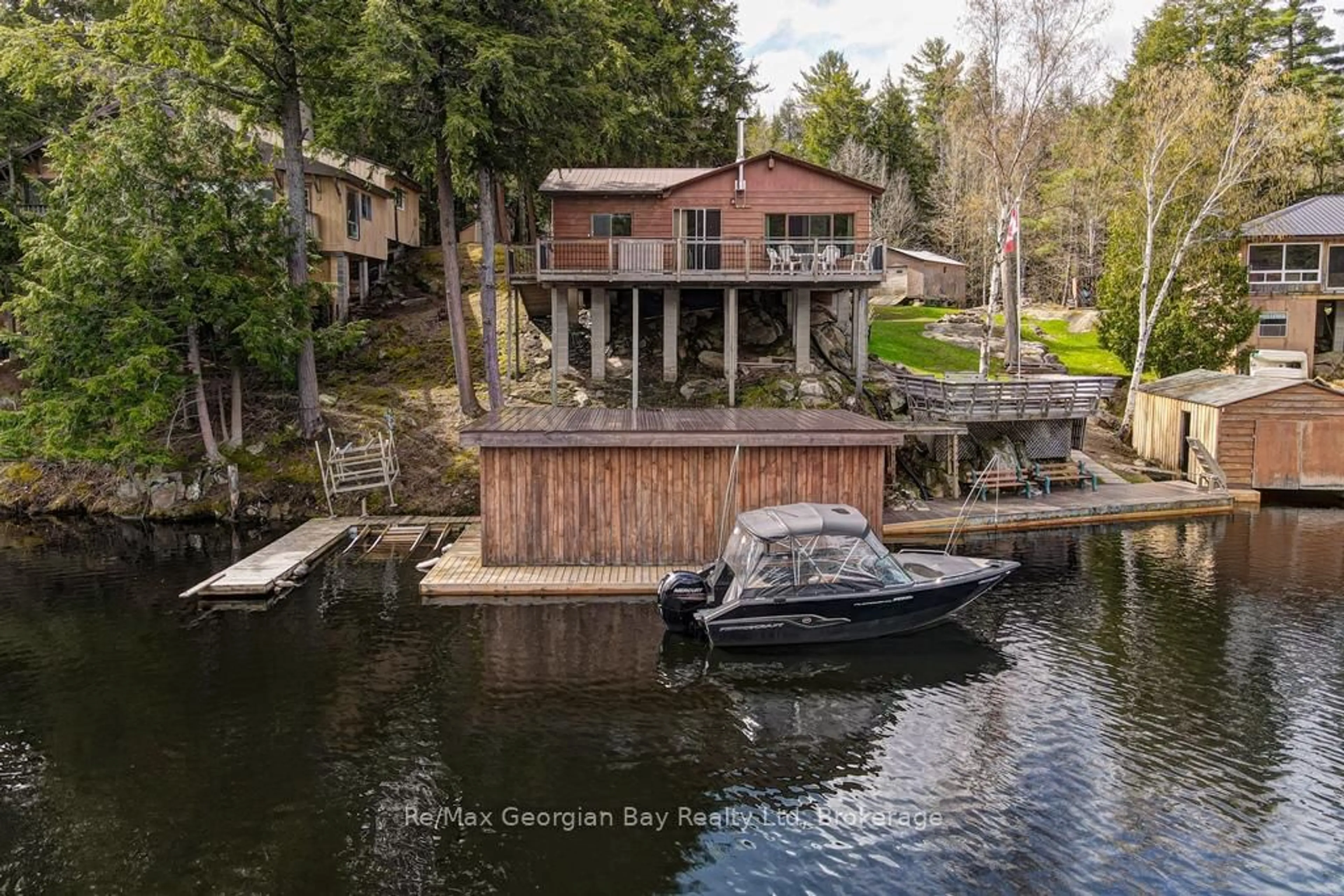 A pic from outside/outdoor area/front of a property/back of a property/a pic from drone, water/lake/river/ocean view for 15SR405 SEVERN RIVER SHORE, Muskoka Lakes Ontario L0K 1E0