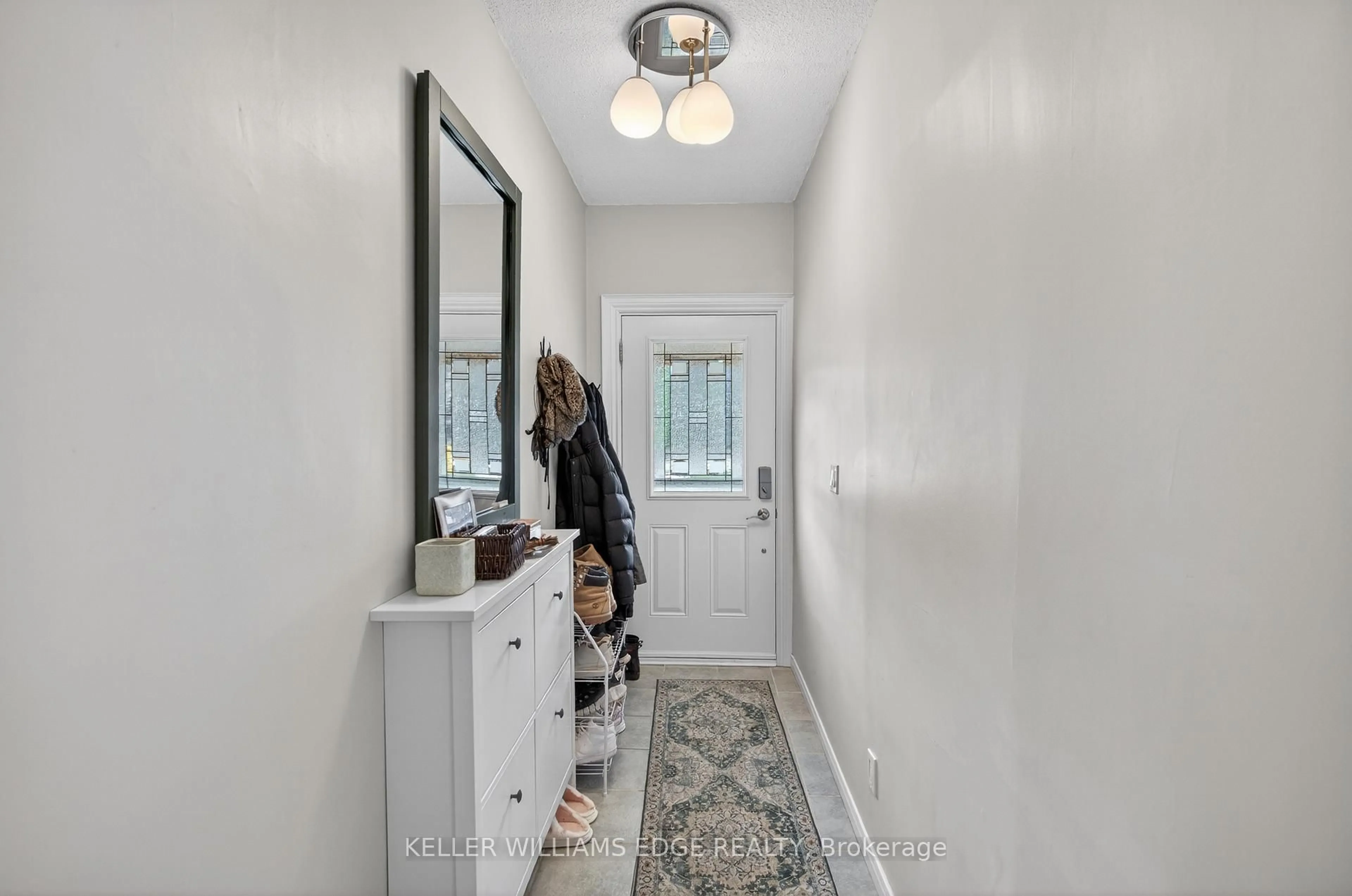 Indoor entryway for 209 Glendale Ave, Hamilton Ontario L8L 7K2