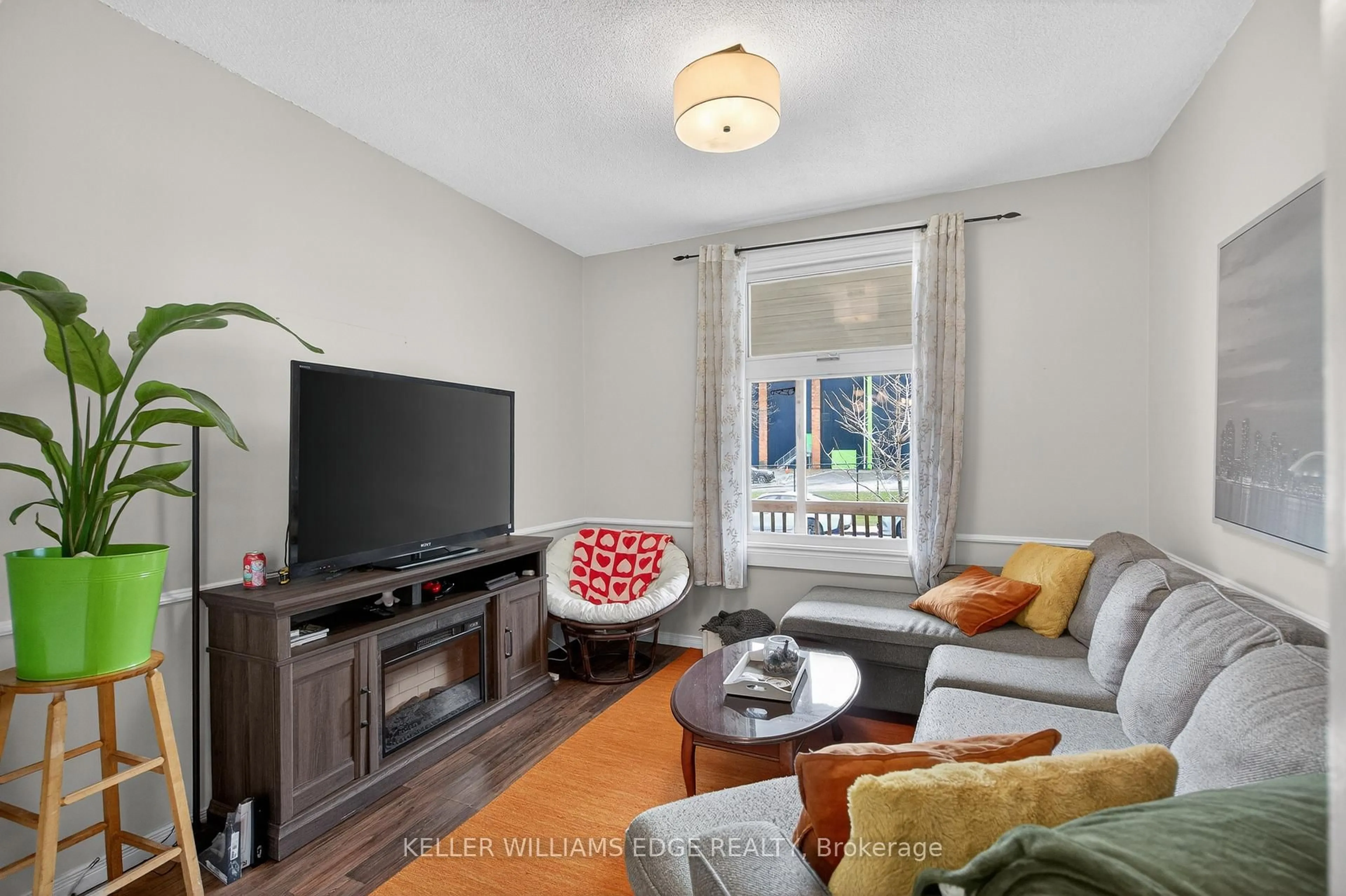 Living room with furniture, unknown for 209 Glendale Ave, Hamilton Ontario L8L 7K2