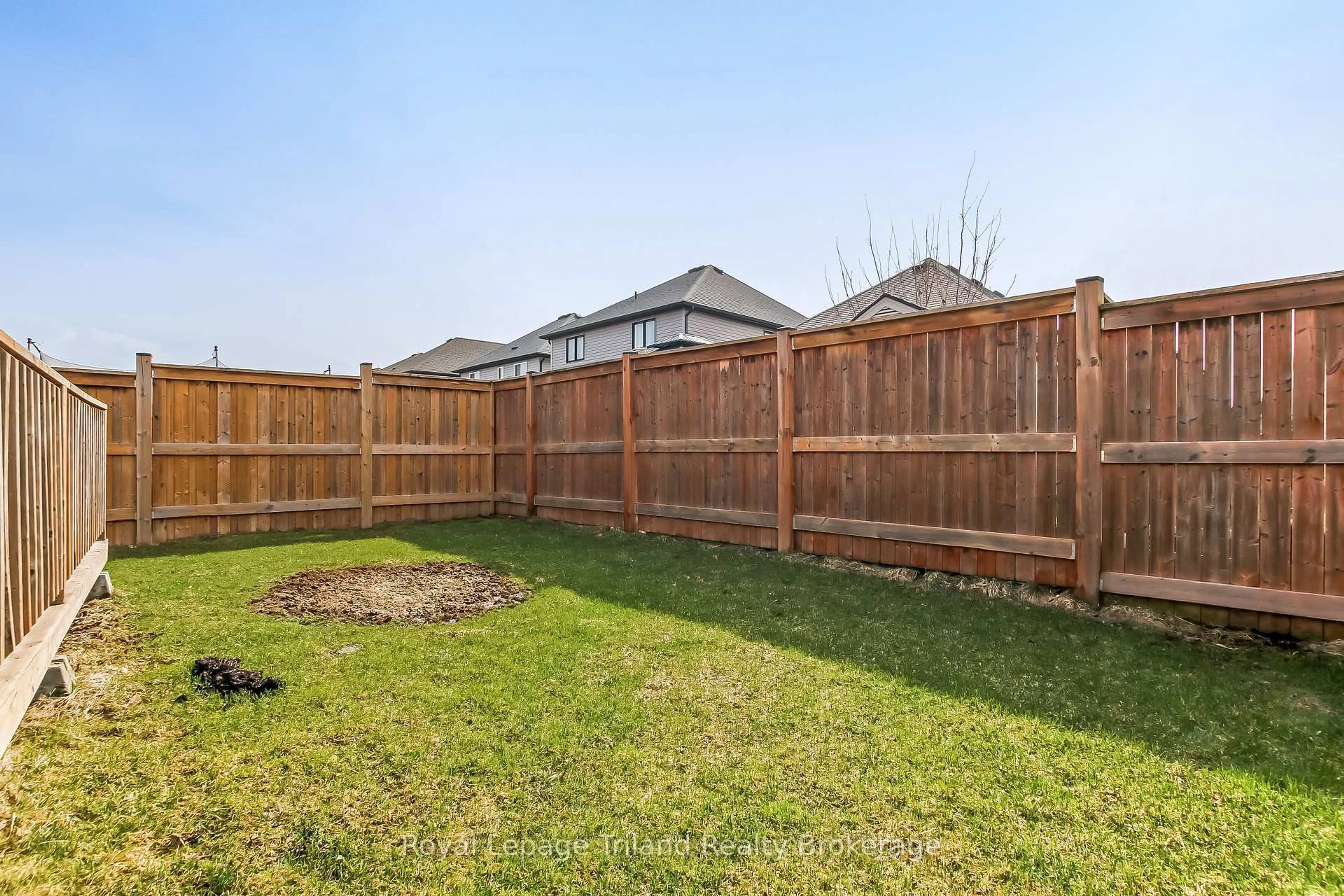 Patio, unknown for 129 Passchendaele St, Woodstock Ontario N4T 0J3