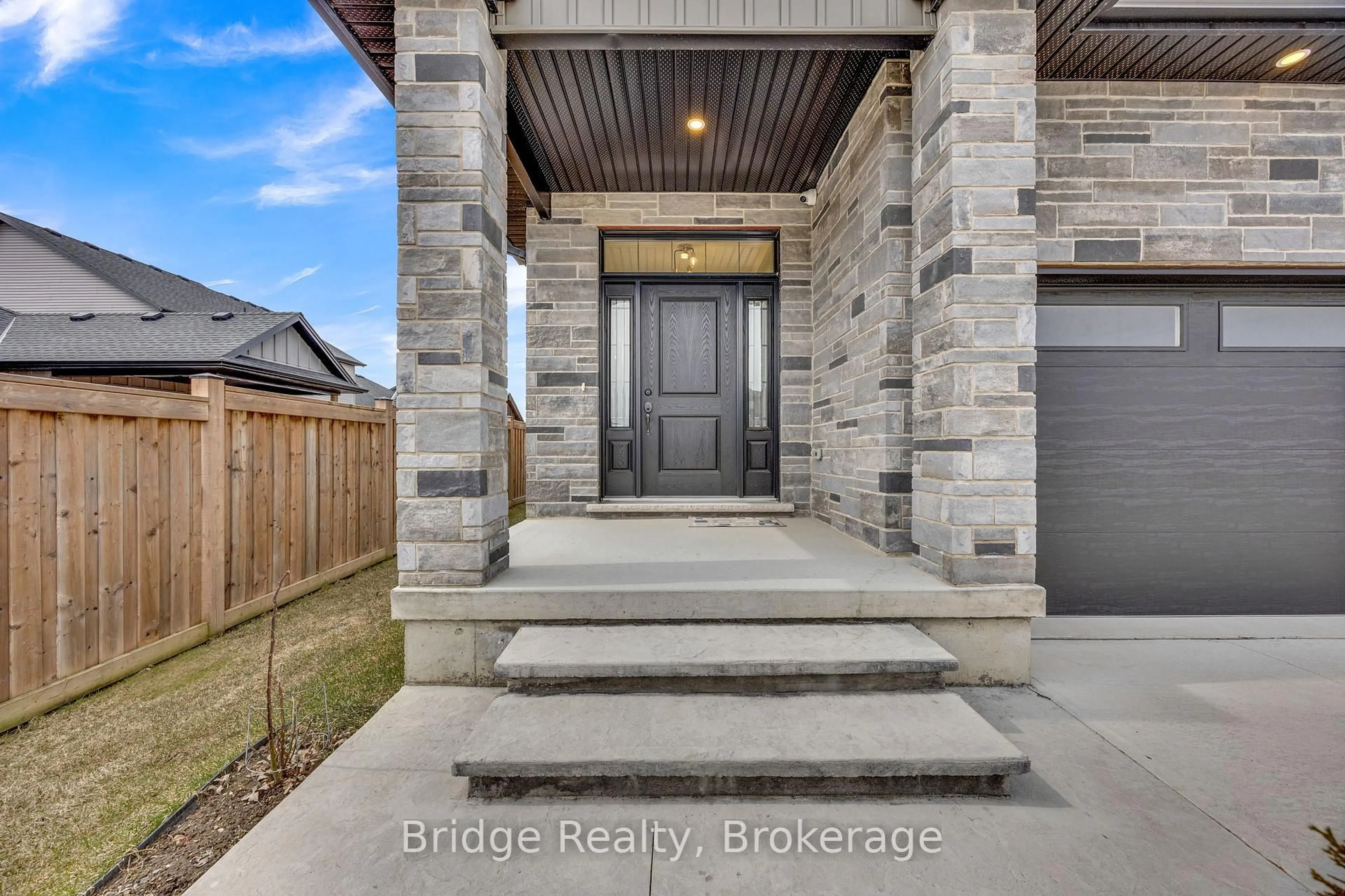 Indoor entryway for 256 Tamarack Blvd, Woodstock Ontario N4S 0E2