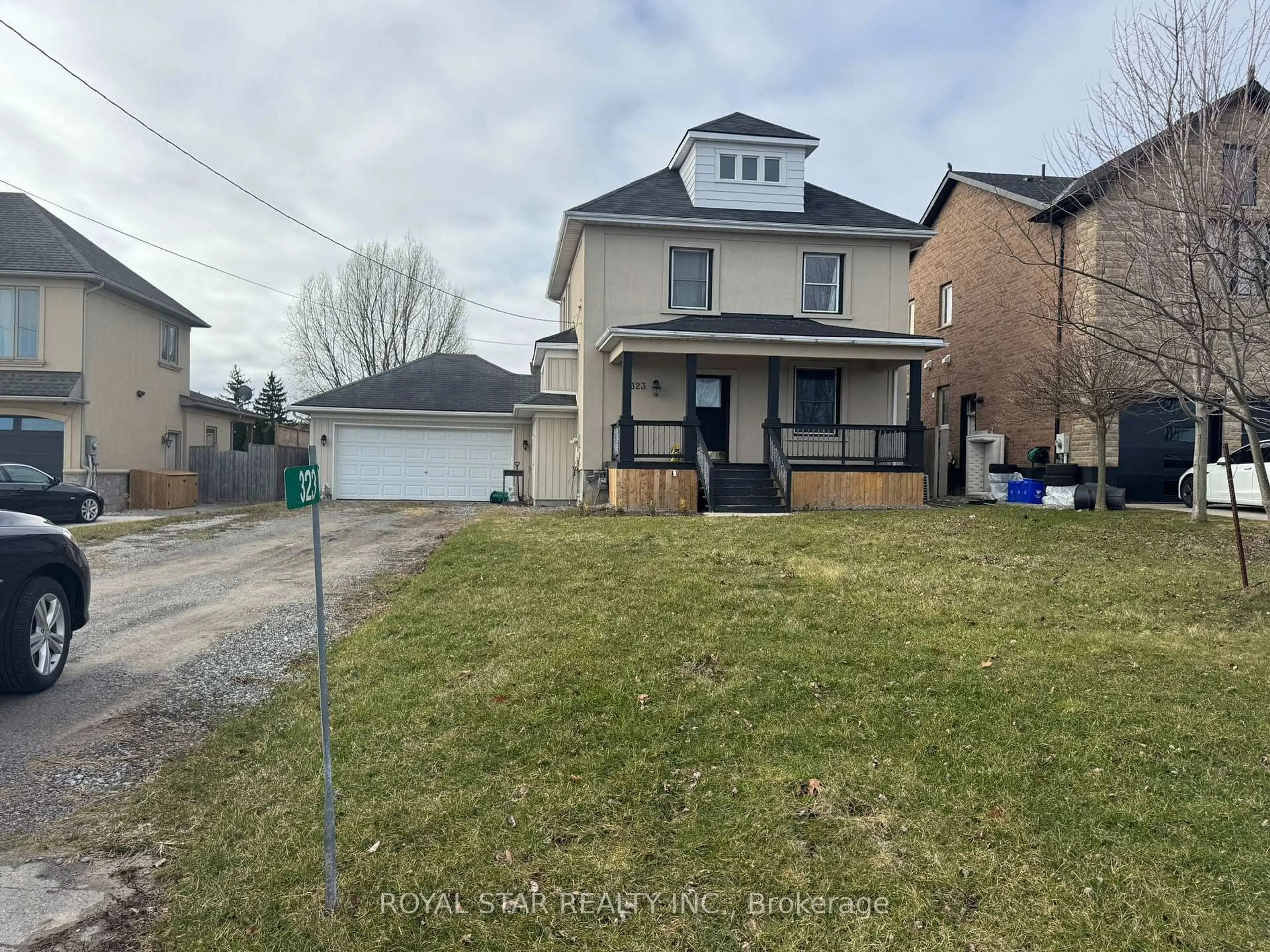 A pic from outside/outdoor area/front of a property/back of a property/a pic from drone, street for 323 Queenston Rd, Niagara-on-the-Lake Ontario L0S 1J0