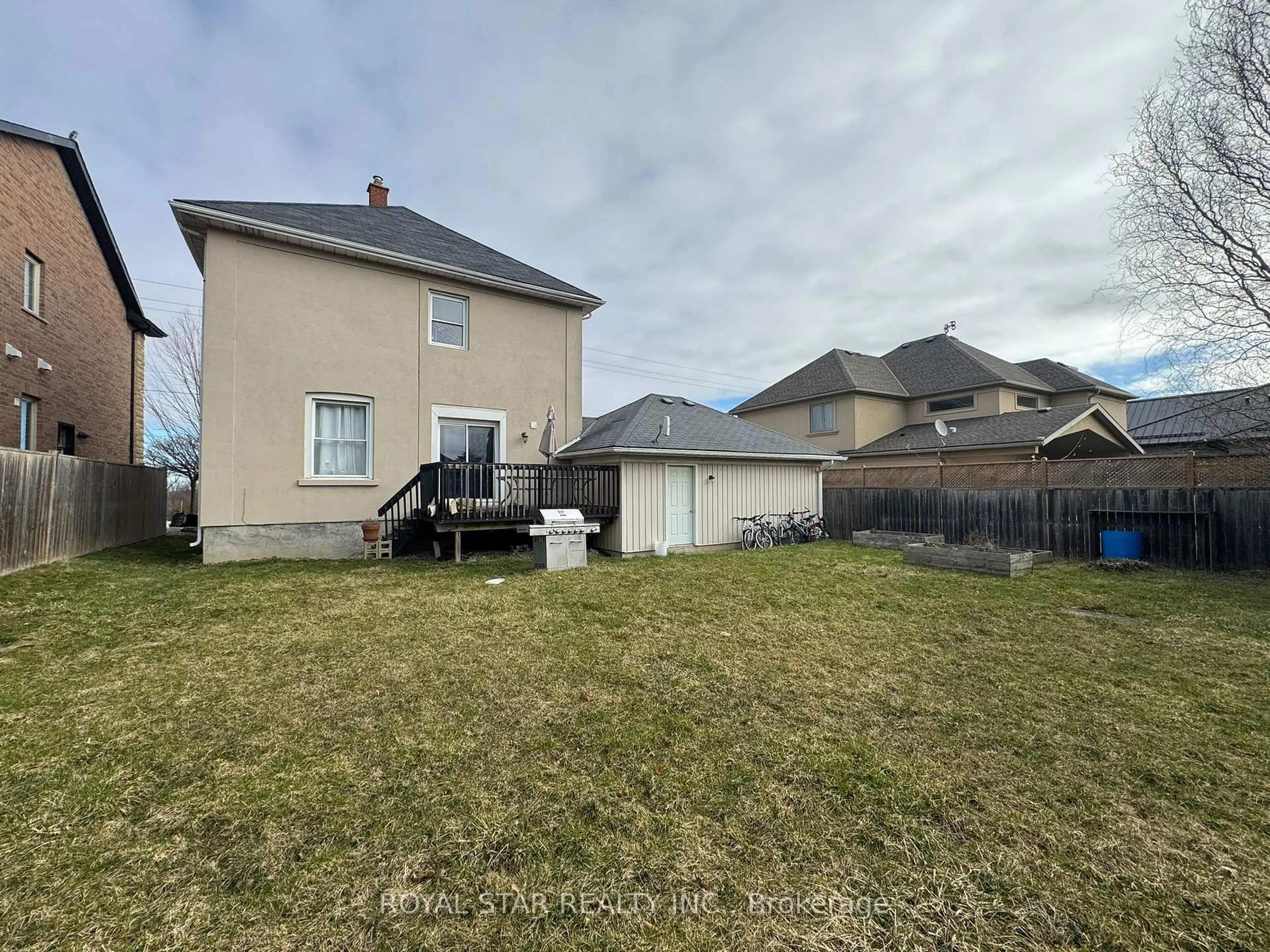A pic from outside/outdoor area/front of a property/back of a property/a pic from drone, street for 323 Queenston Rd, Niagara-on-the-Lake Ontario L0S 1J0