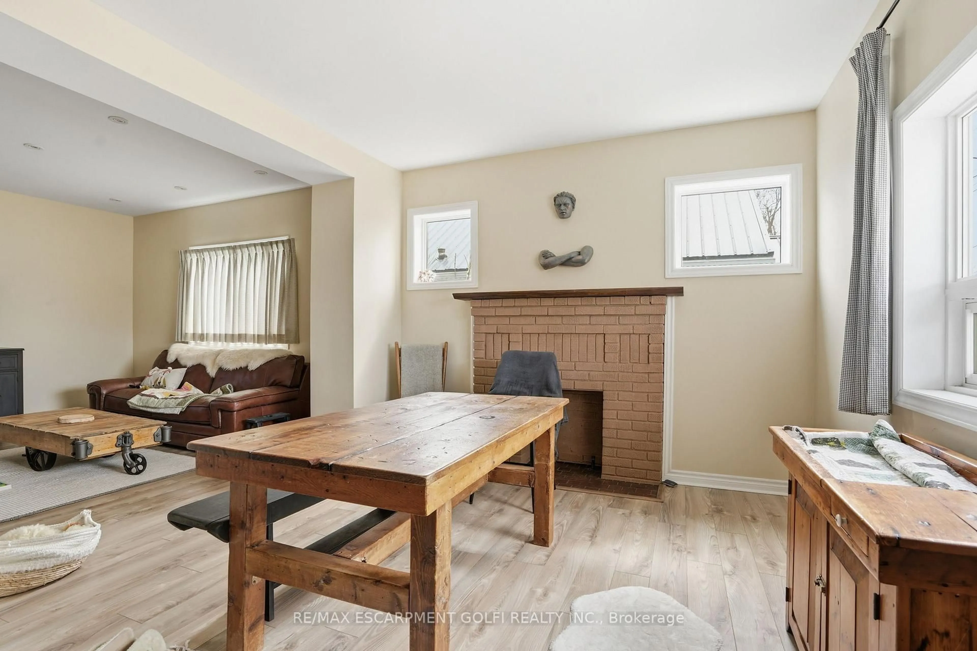 Living room with furniture, wood/laminate floor for 436 McAlpine Ave, Welland Ontario L3B 1T3