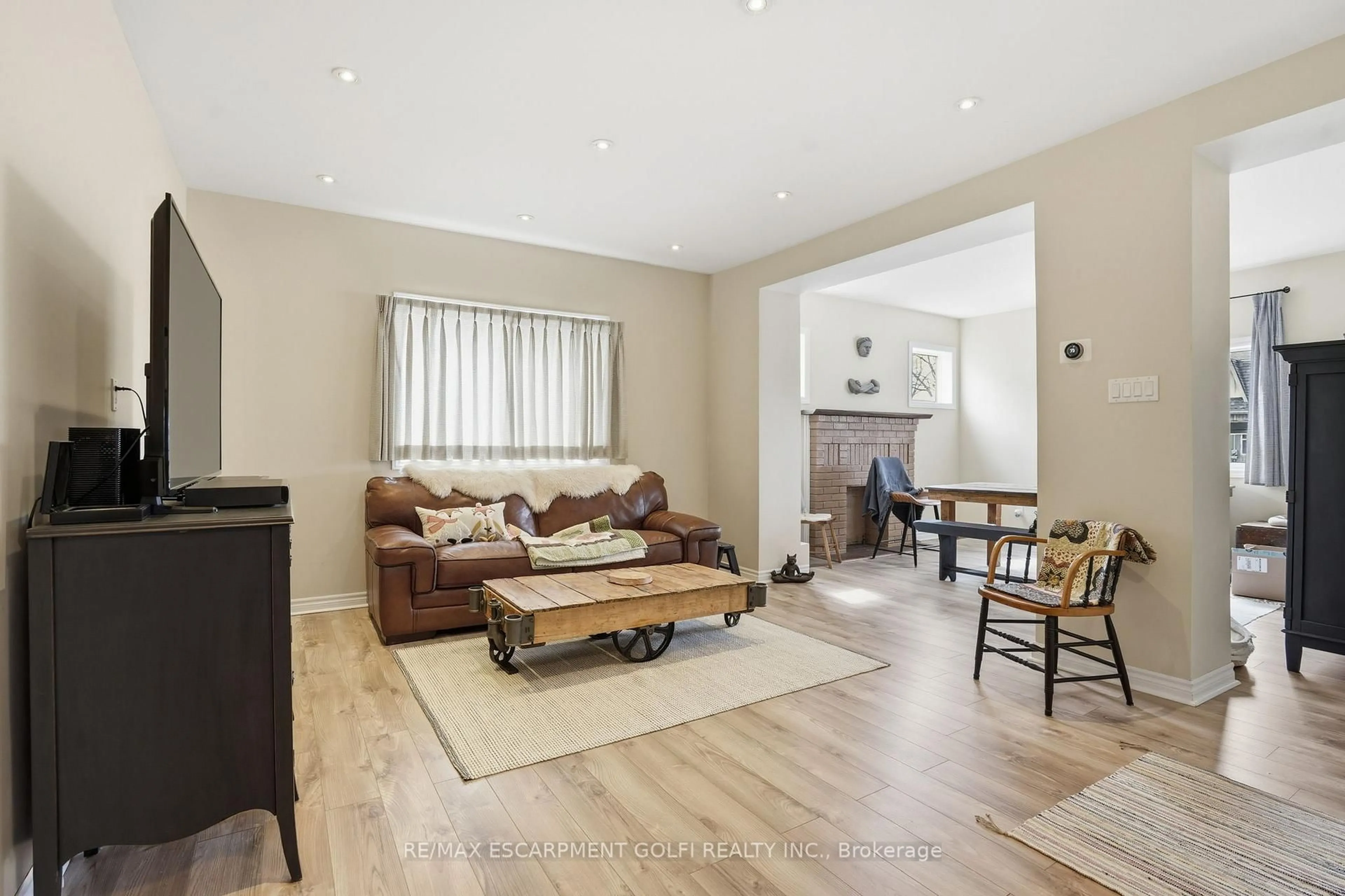 Living room with furniture, unknown for 436 McAlpine Ave, Welland Ontario L3B 1T3