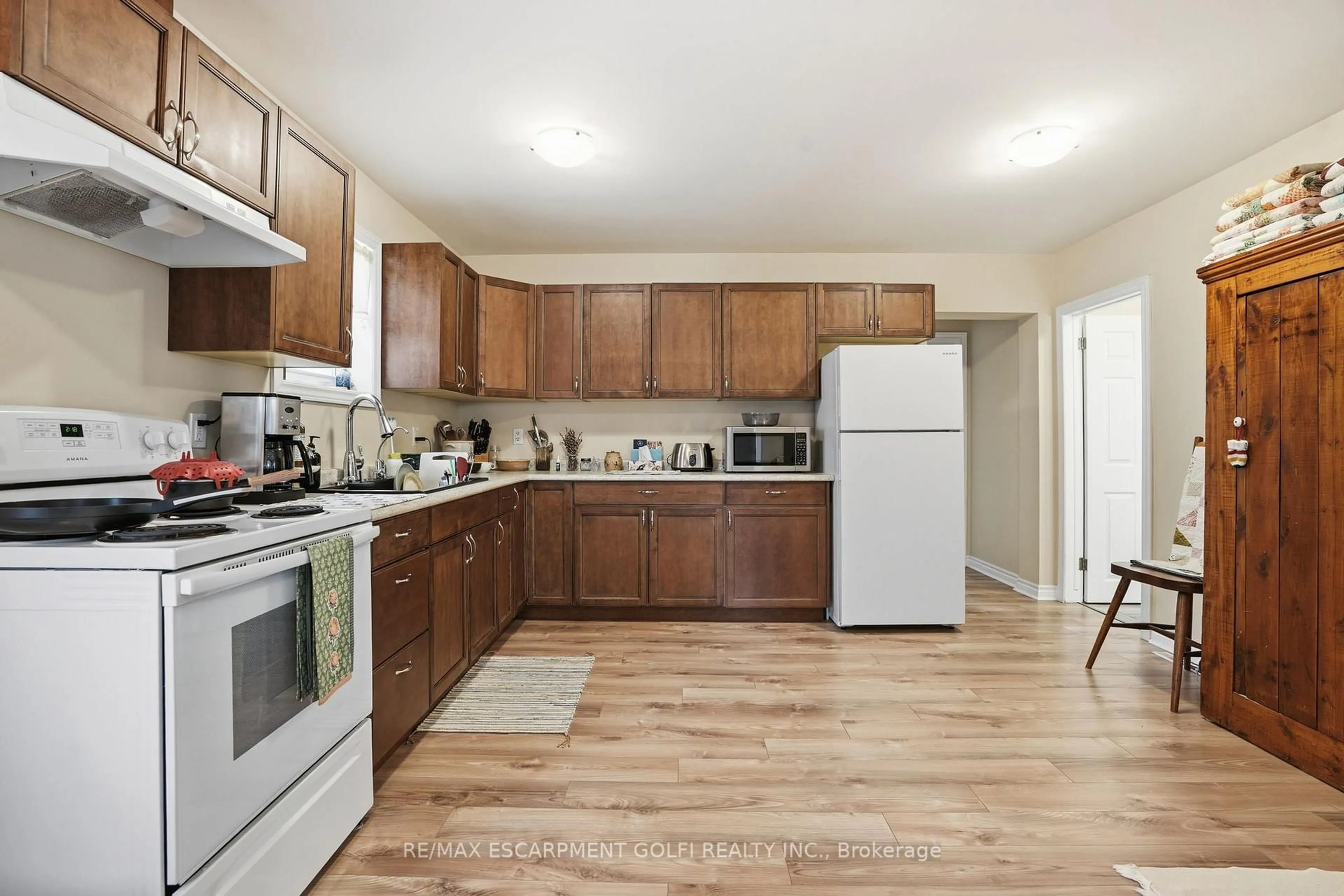 Standard kitchen, unknown for 436 McAlpine Ave, Welland Ontario L3B 1T3