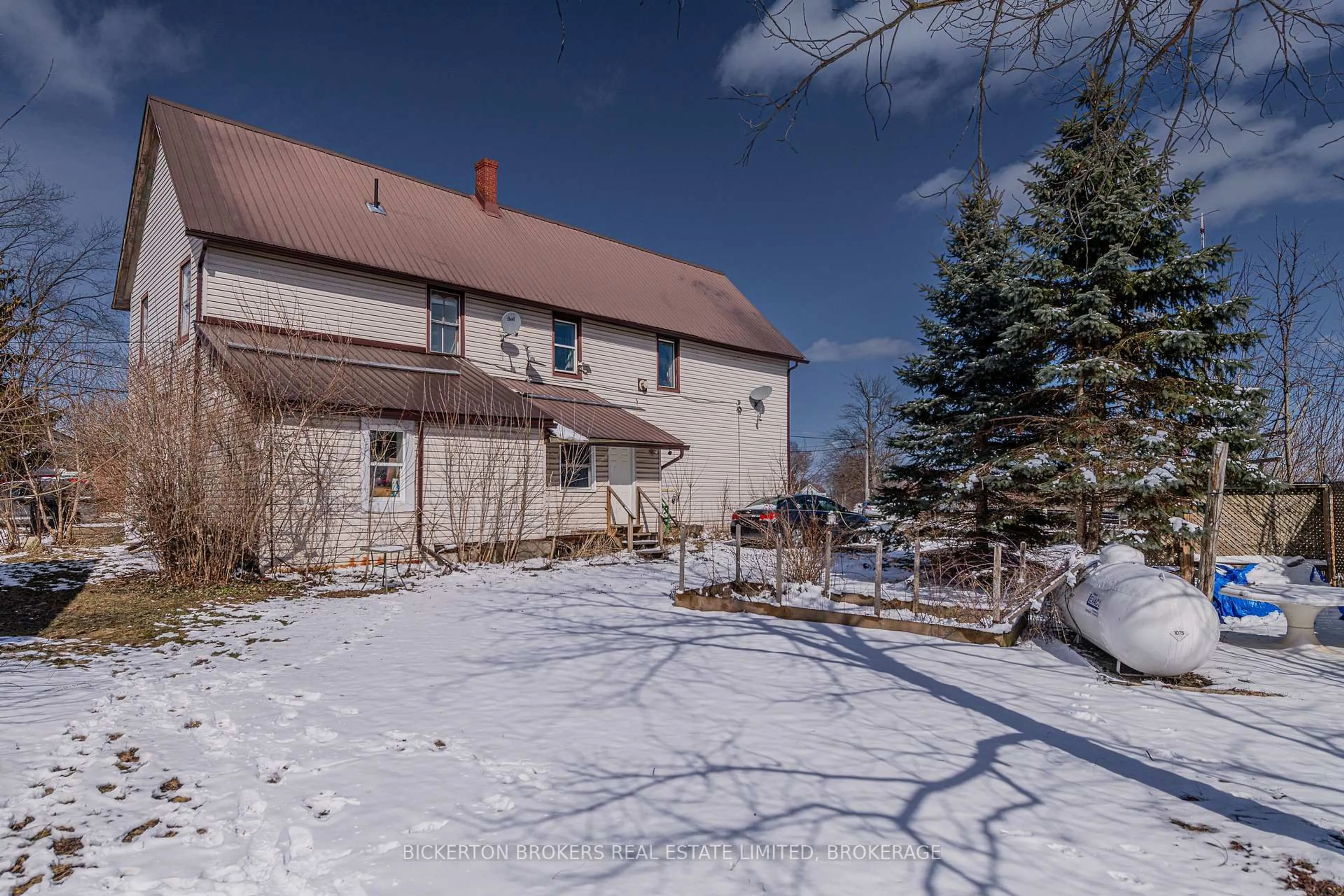 A pic from outside/outdoor area/front of a property/back of a property/a pic from drone, street for 1064 Prince St, Lansdowne Village Ontario K0E 1L0