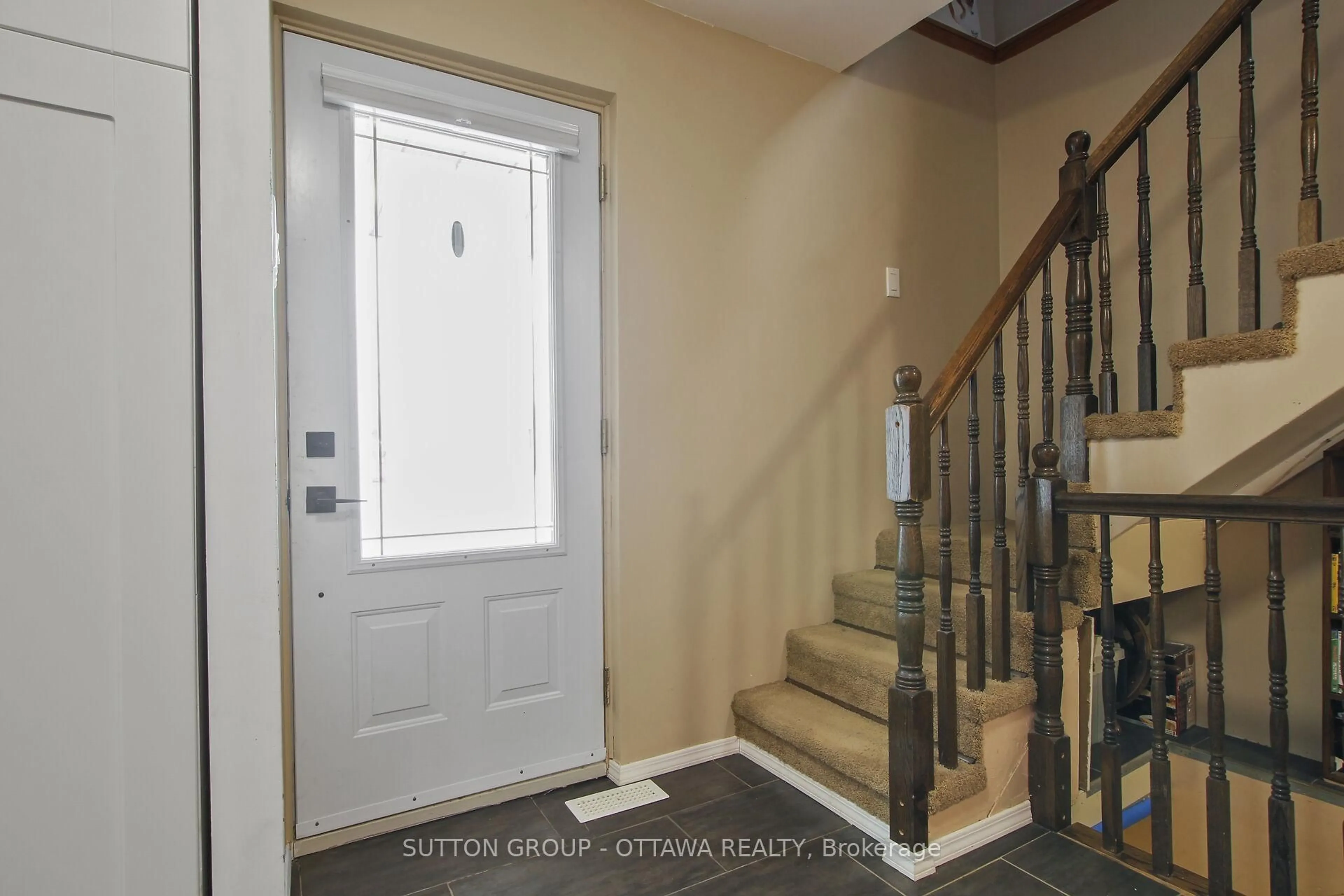 Indoor entryway for 2172 Laval St, Clarence-Rockland Ontario K0A 1E0
