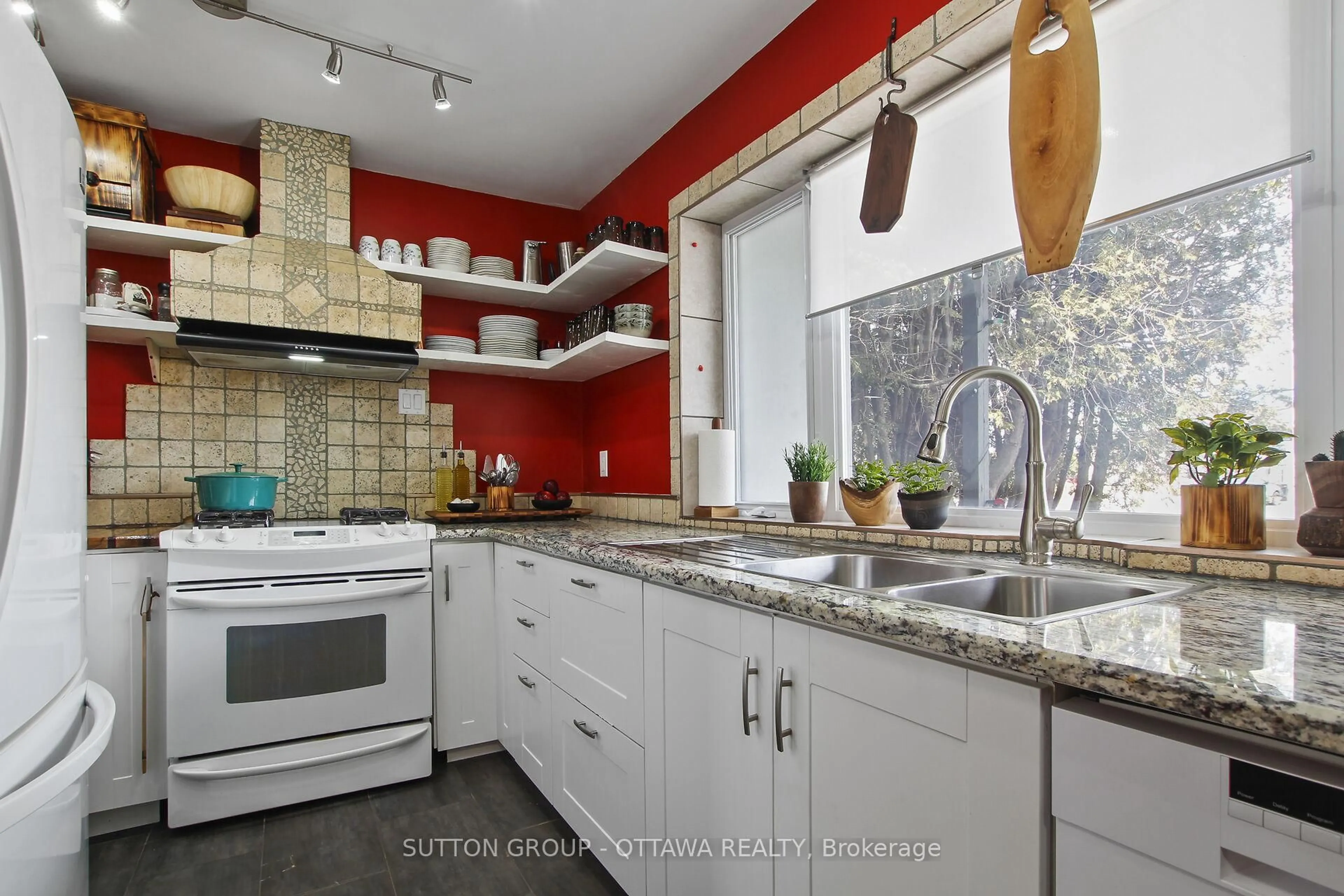 Contemporary kitchen, ceramic/tile floor for 2172 Laval St, Clarence-Rockland Ontario K0A 1E0