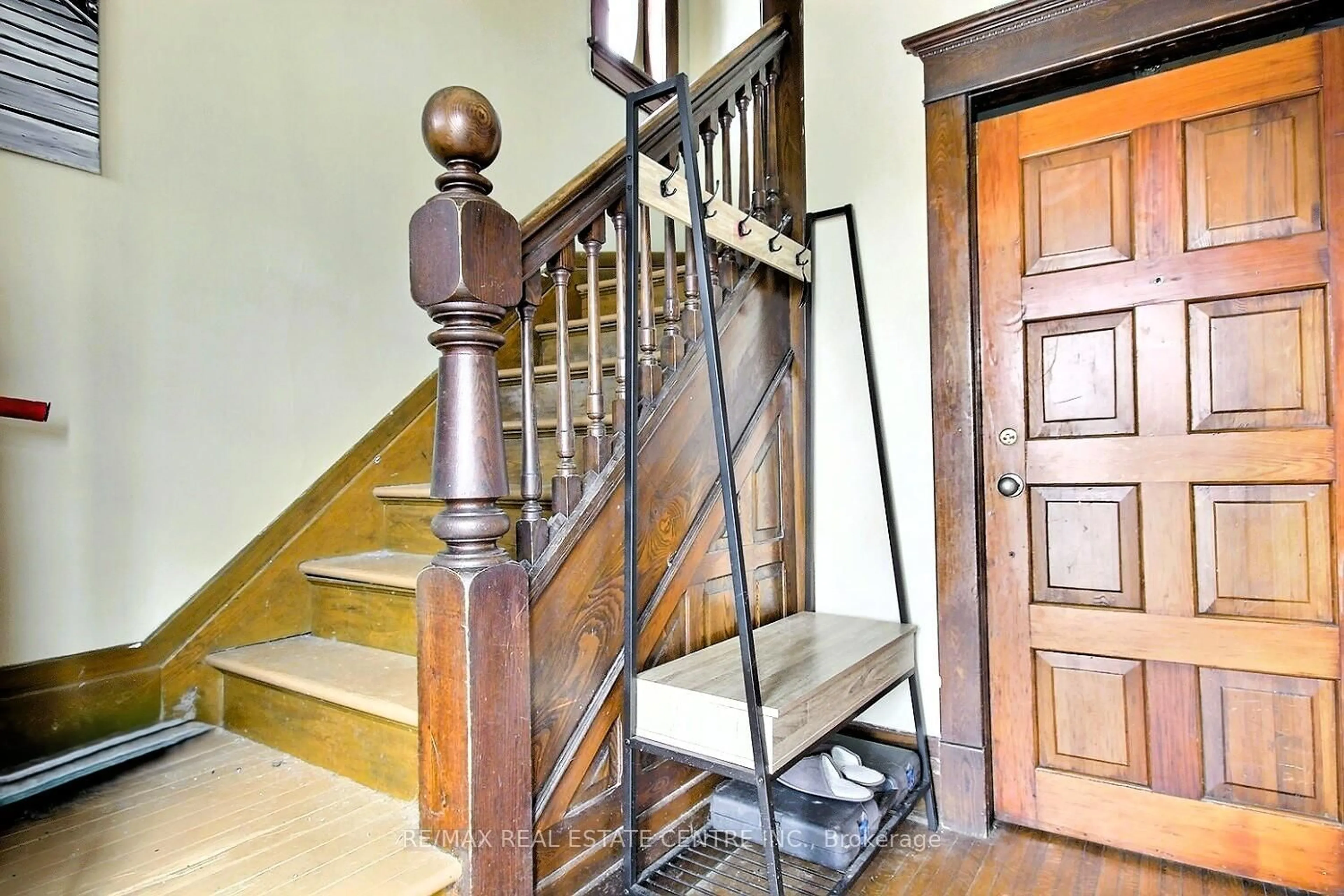 Indoor foyer for 223 Water St, Cambridge Ontario N1R 3B9