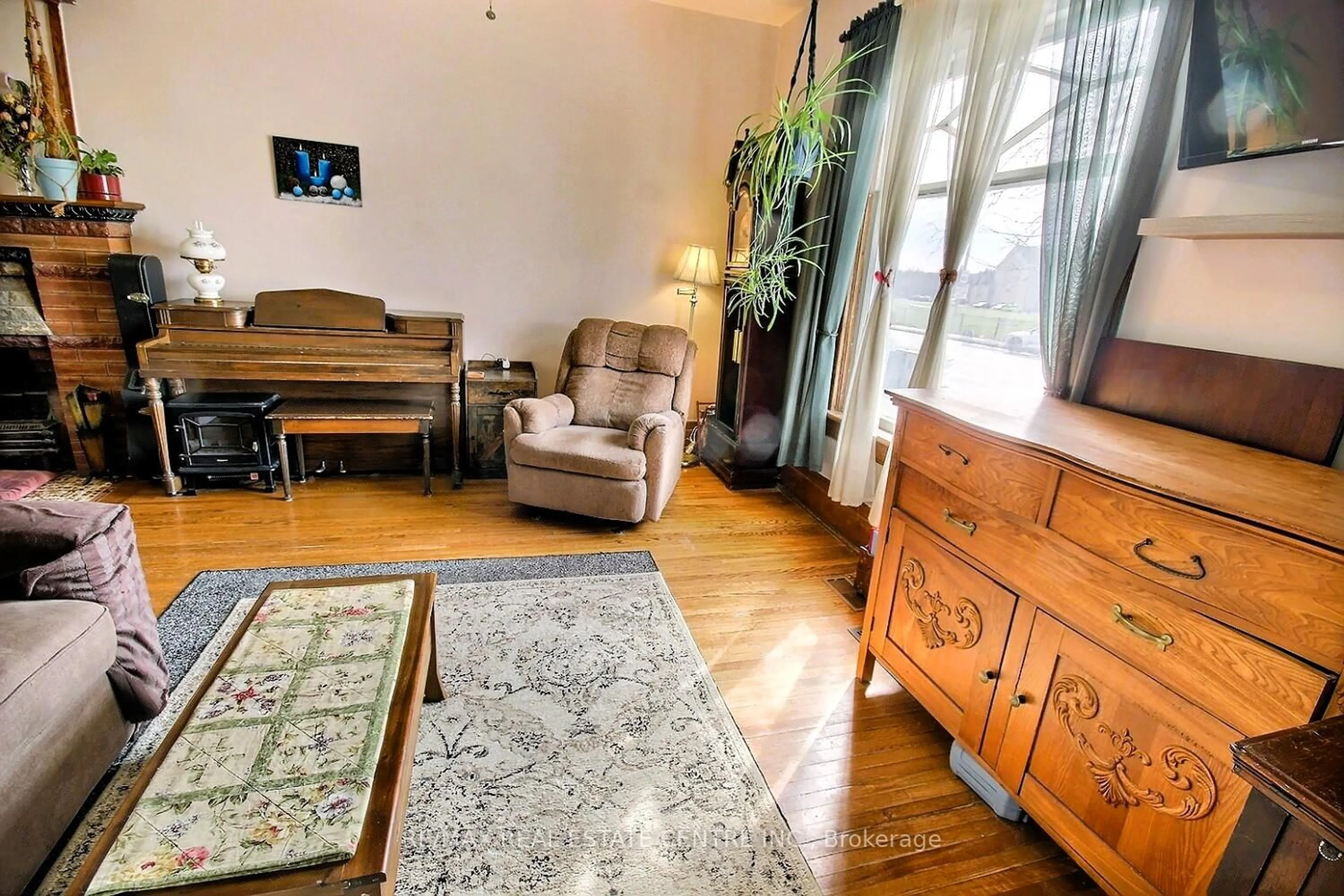 Living room with furniture, unknown for 223 Water St, Cambridge Ontario N1R 3B9