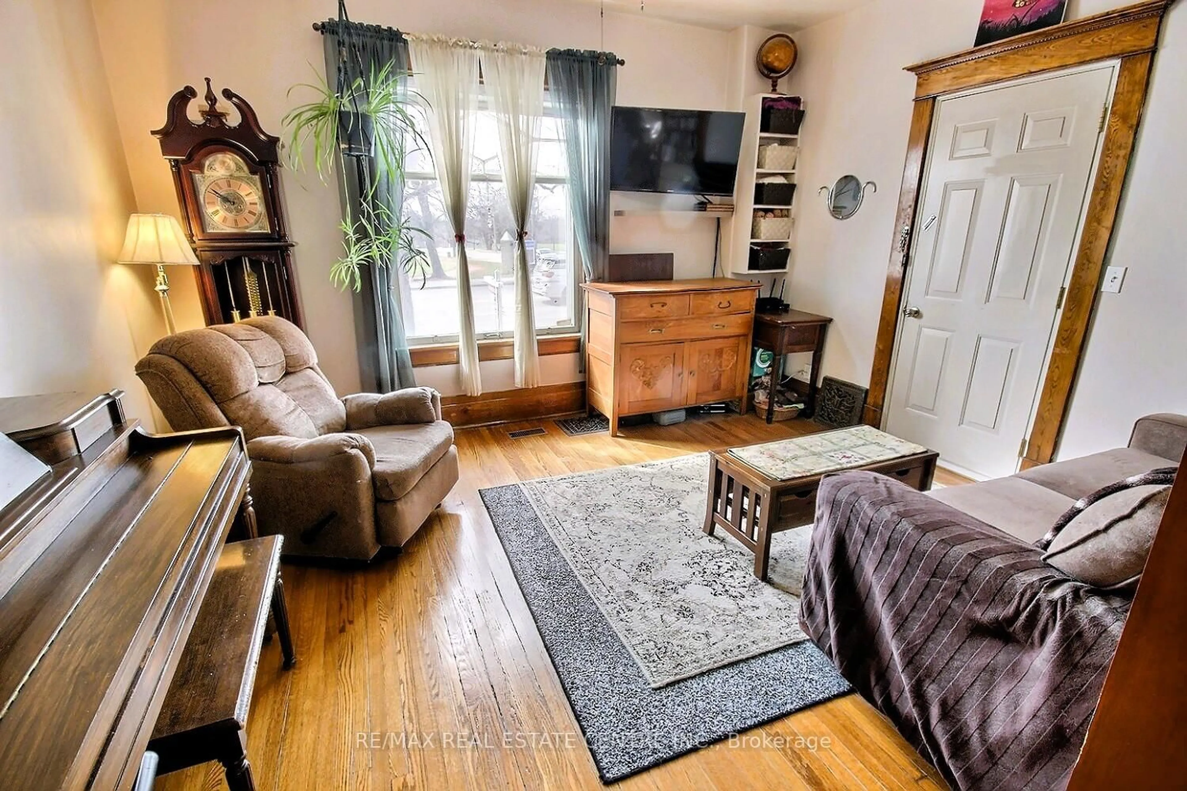 Living room with furniture, unknown for 223 Water St, Cambridge Ontario N1R 3B9