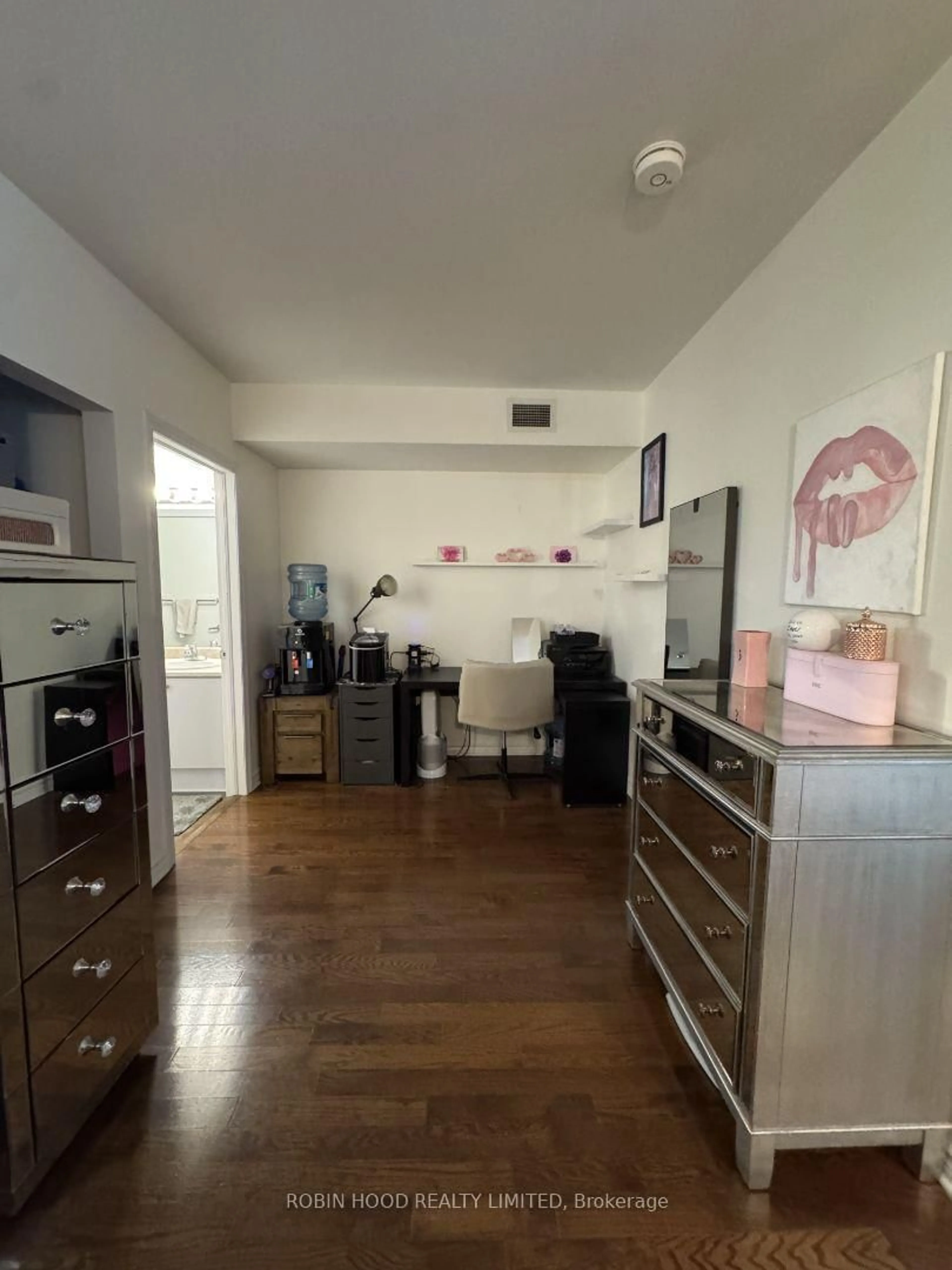 A pic of a room for 200 Rideau St #Unit 201, Ottawa Ontario K1N 5Y1