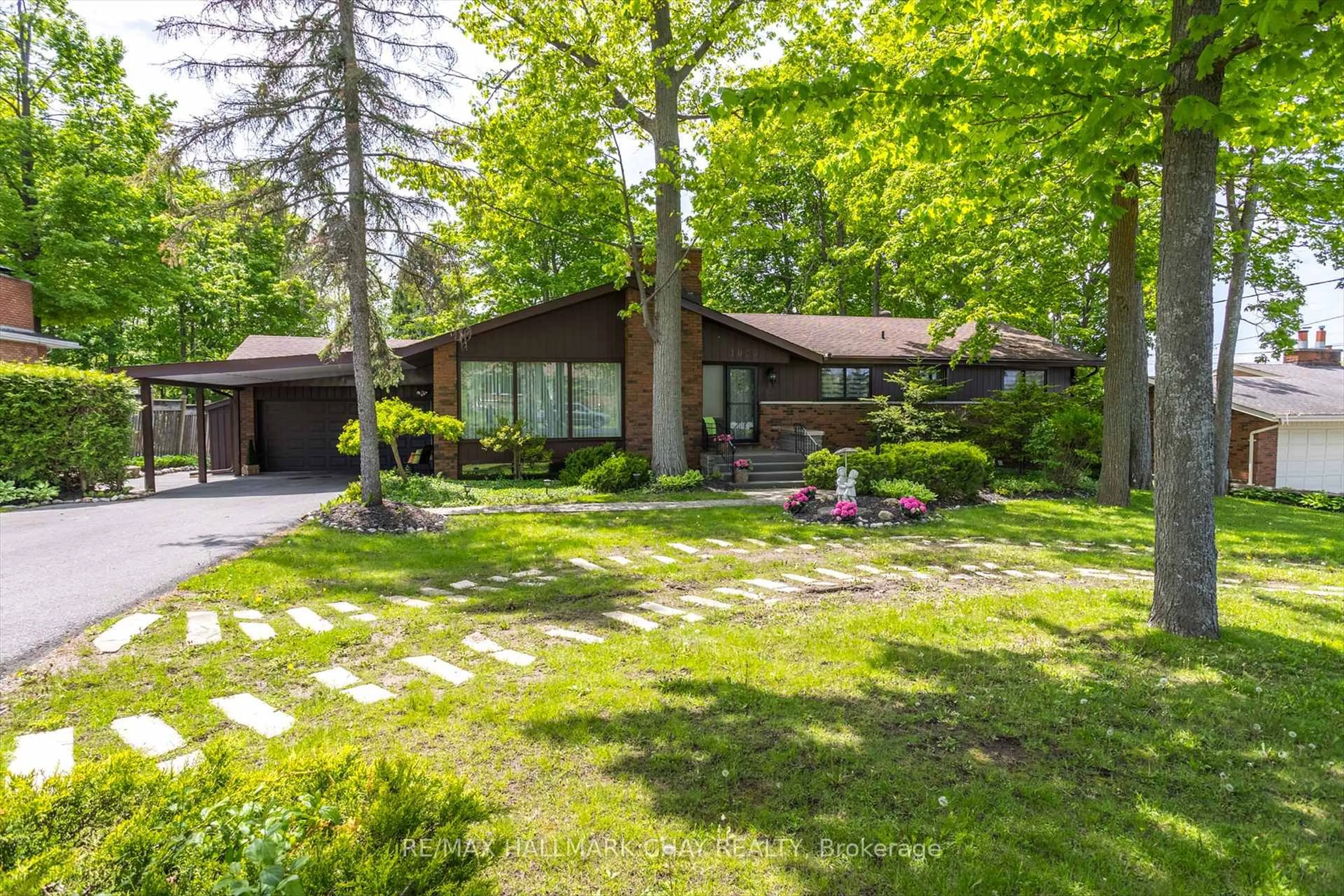 A pic from outside/outdoor area/front of a property/back of a property/a pic from drone, street for 1009 FAIRBAIRN St, Peterborough Ontario K9K 1C1