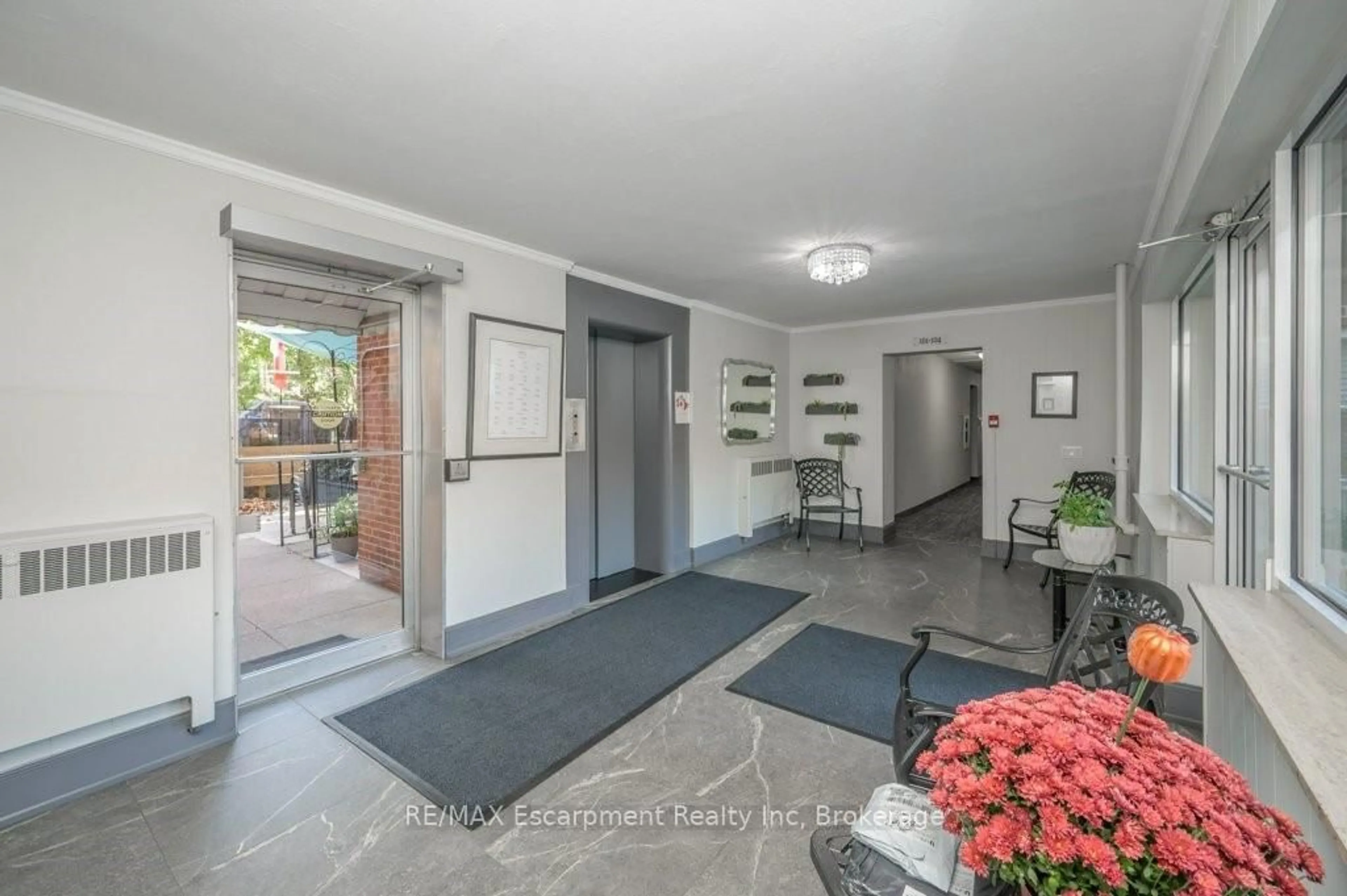 Indoor foyer for 9 Grant Blvd #201, Hamilton Ontario L9H 4L5