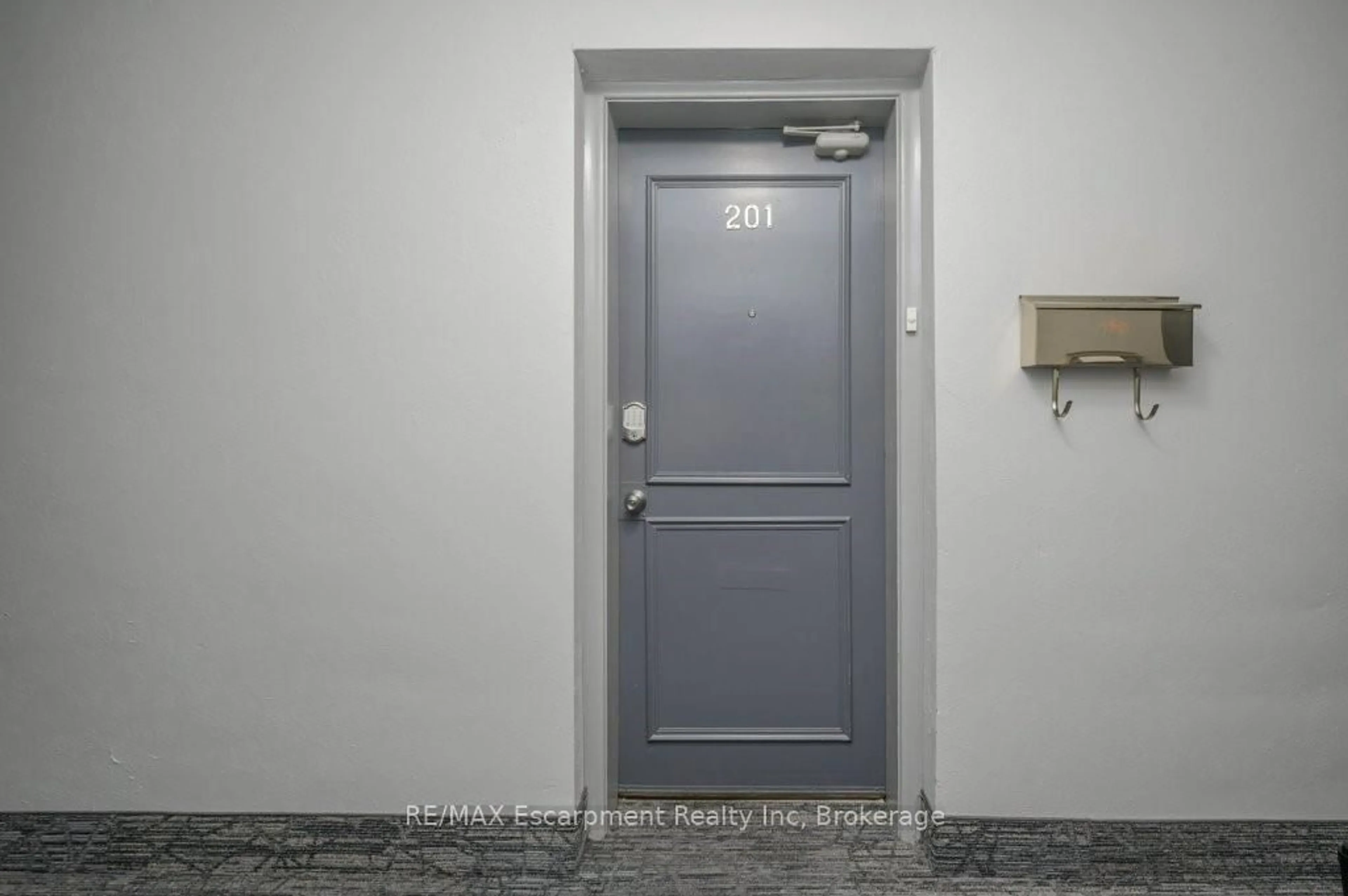 Indoor entryway for 9 Grant Blvd #201, Hamilton Ontario L9H 4L5