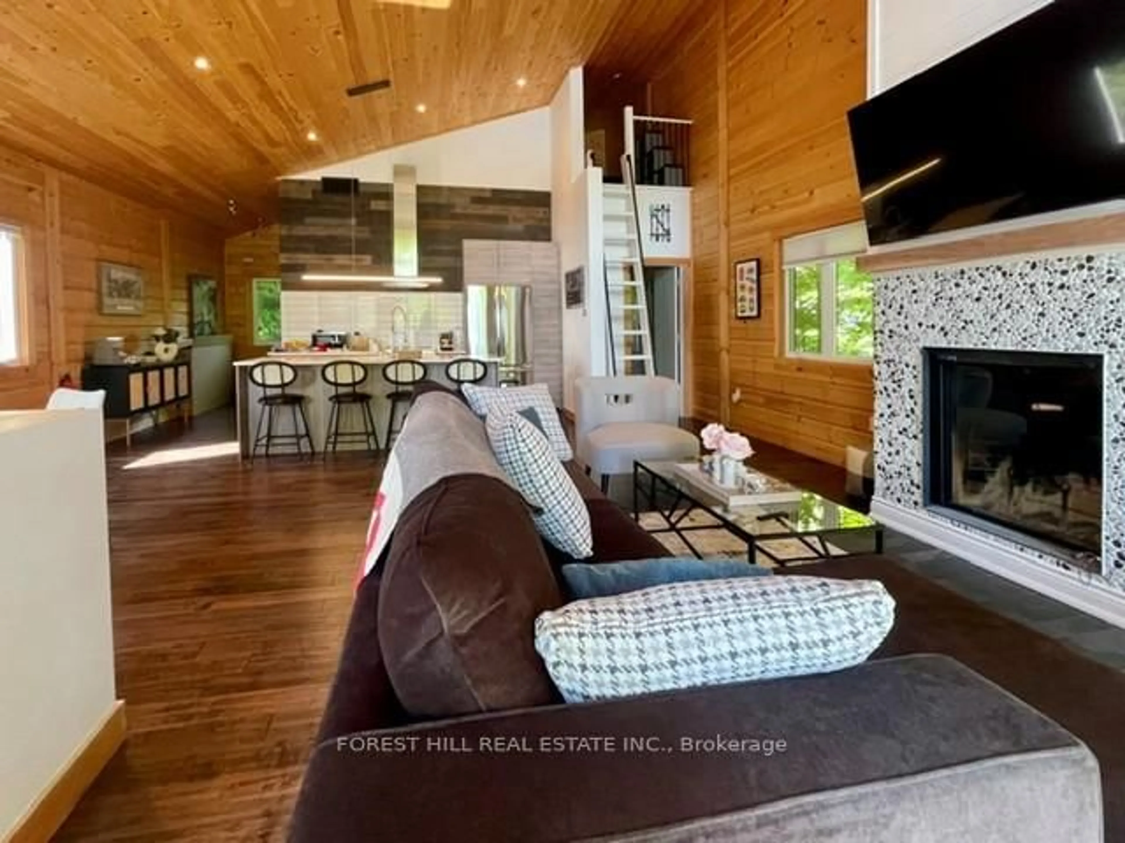 Living room with furniture, wood/laminate floor for 170 Hill St, Gravenhurst Ontario P1P 1R2