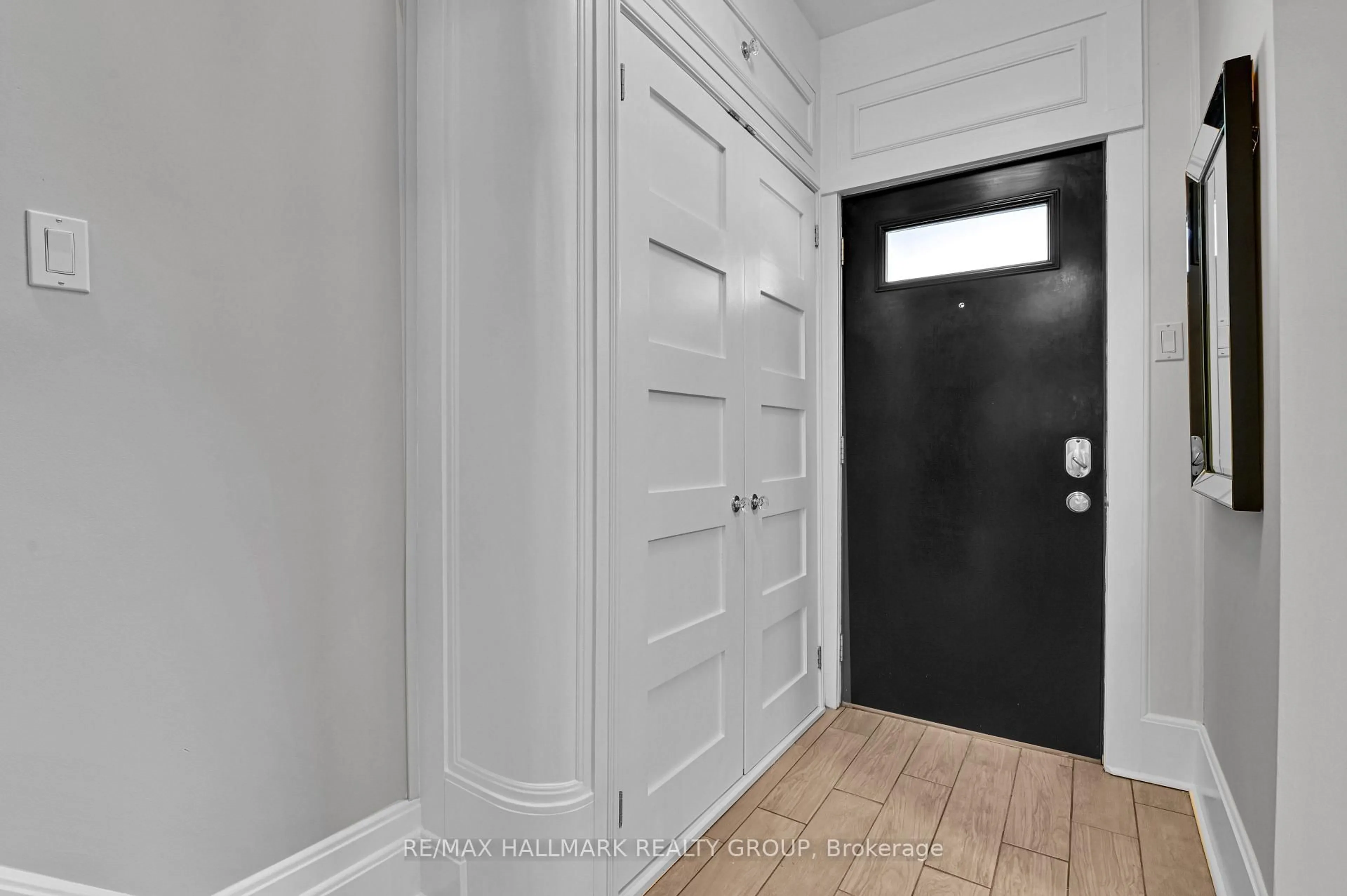 Indoor entryway for 280 Flora St, Ottawa Ontario K1R 5S3